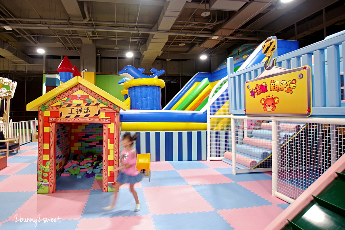 新北室內樂園》美麗新廣場 卡哇依親子堡~彈跳蹦床、木質沙坑、氣墊城堡&hellip;還把旋轉木馬也搬進室內樂園，全日暢玩不限時，附設免費按摩沙發、免費充電休息區｜淡水輕軌一日遊｜室內景點｜雨天景點 @兔兒毛毛姊妹花