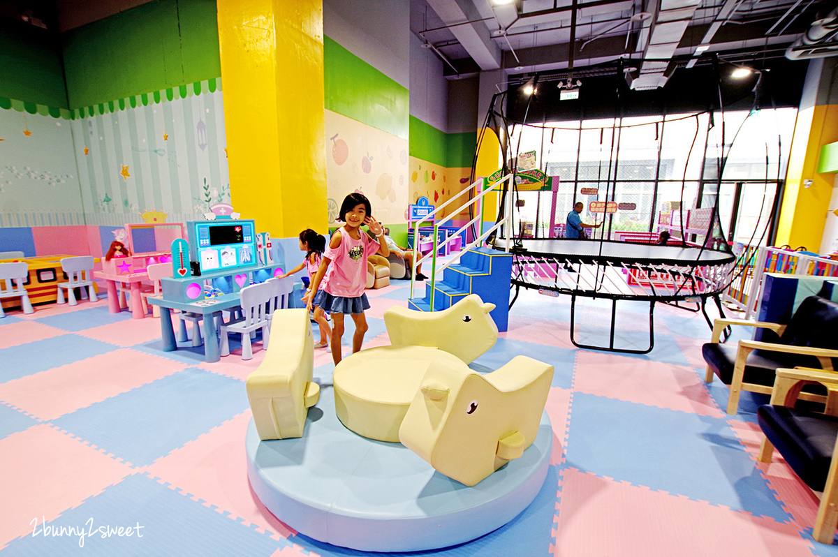 新北室內樂園》美麗新廣場 卡哇依親子堡~彈跳蹦床、木質沙坑、氣墊城堡&hellip;還把旋轉木馬也搬進室內樂園，全日暢玩不限時，附設免費按摩沙發、免費充電休息區｜淡水輕軌一日遊｜室內景點｜雨天景點 @兔兒毛毛姊妹花