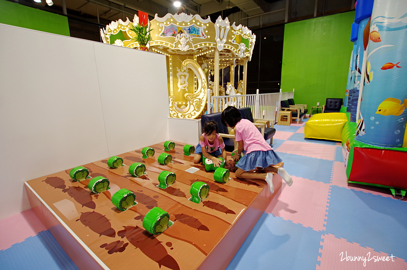 新北室內樂園》美麗新廣場 卡哇依親子堡~彈跳蹦床、木質沙坑、氣墊城堡&hellip;還把旋轉木馬也搬進室內樂園，全日暢玩不限時，附設免費按摩沙發、免費充電休息區｜淡水輕軌一日遊｜室內景點｜雨天景點 @兔兒毛毛姊妹花