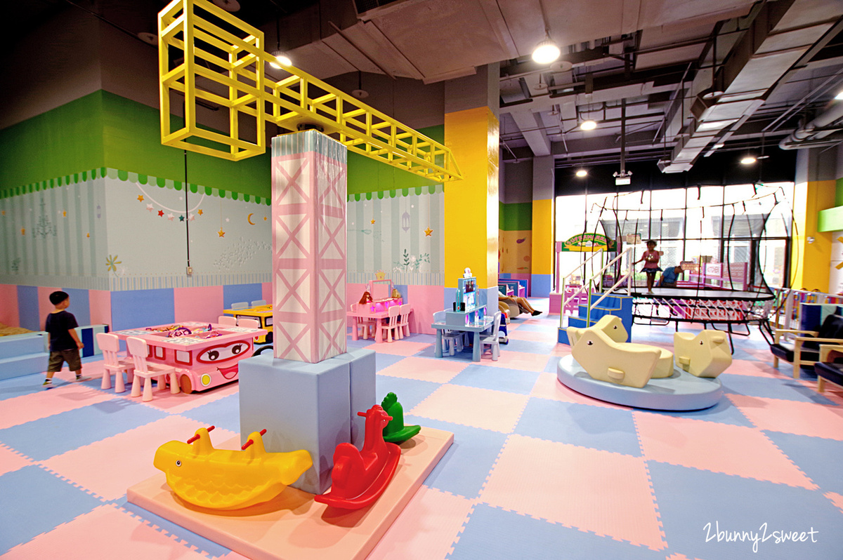 新北室內樂園》美麗新廣場 卡哇依親子堡~彈跳蹦床、木質沙坑、氣墊城堡&hellip;還把旋轉木馬也搬進室內樂園，全日暢玩不限時，附設免費按摩沙發、免費充電休息區｜淡水輕軌一日遊｜室內景點｜雨天景點 @兔兒毛毛姊妹花