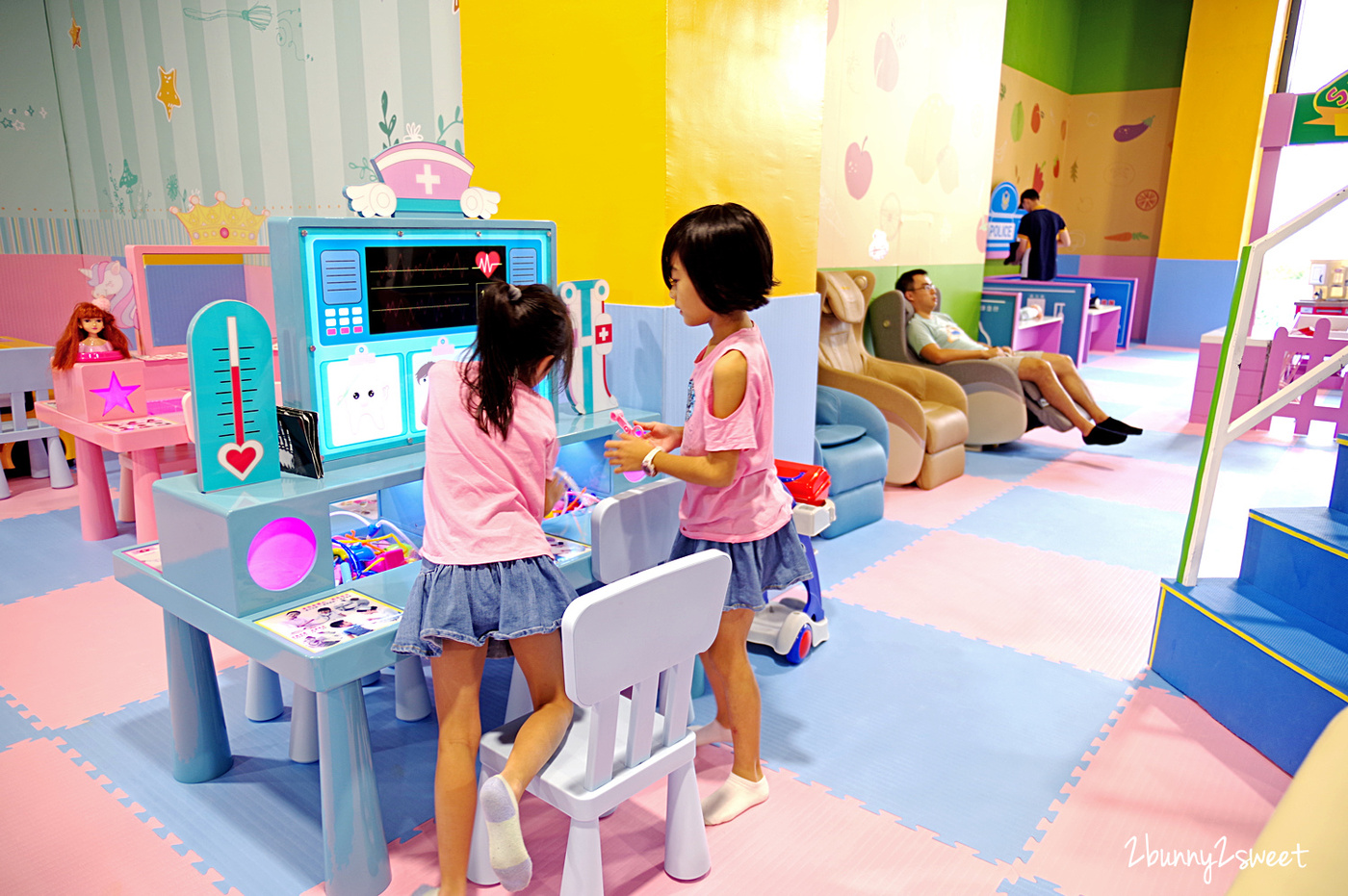 新北室內樂園》美麗新廣場 卡哇依親子堡~彈跳蹦床、木質沙坑、氣墊城堡&hellip;還把旋轉木馬也搬進室內樂園，全日暢玩不限時，附設免費按摩沙發、免費充電休息區｜淡水輕軌一日遊｜室內景點｜雨天景點 @兔兒毛毛姊妹花