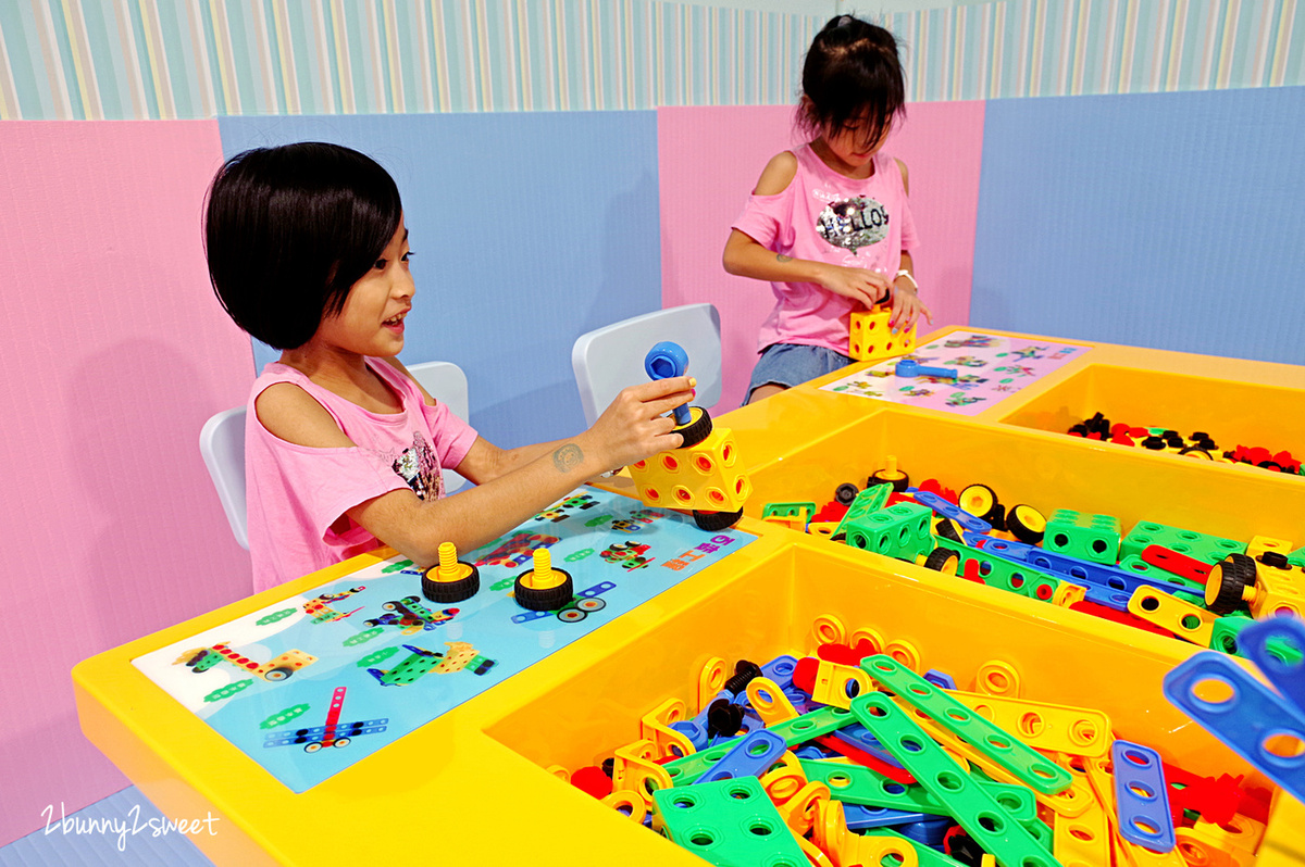 新北室內樂園》美麗新廣場 卡哇依親子堡~彈跳蹦床、木質沙坑、氣墊城堡&hellip;還把旋轉木馬也搬進室內樂園，全日暢玩不限時，附設免費按摩沙發、免費充電休息區｜淡水輕軌一日遊｜室內景點｜雨天景點 @兔兒毛毛姊妹花