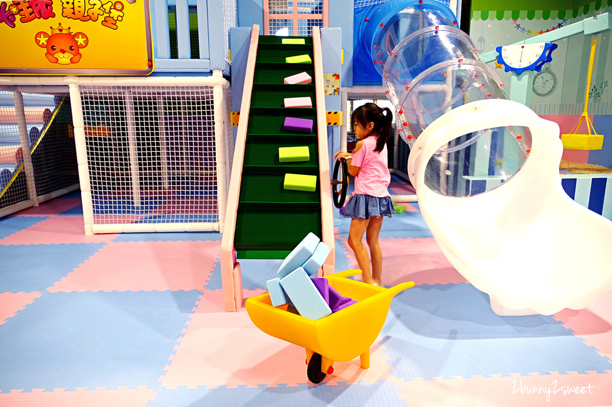 新北室內樂園》美麗新廣場 卡哇依親子堡~彈跳蹦床、木質沙坑、氣墊城堡&hellip;還把旋轉木馬也搬進室內樂園，全日暢玩不限時，附設免費按摩沙發、免費充電休息區｜淡水輕軌一日遊｜室內景點｜雨天景點 @兔兒毛毛姊妹花