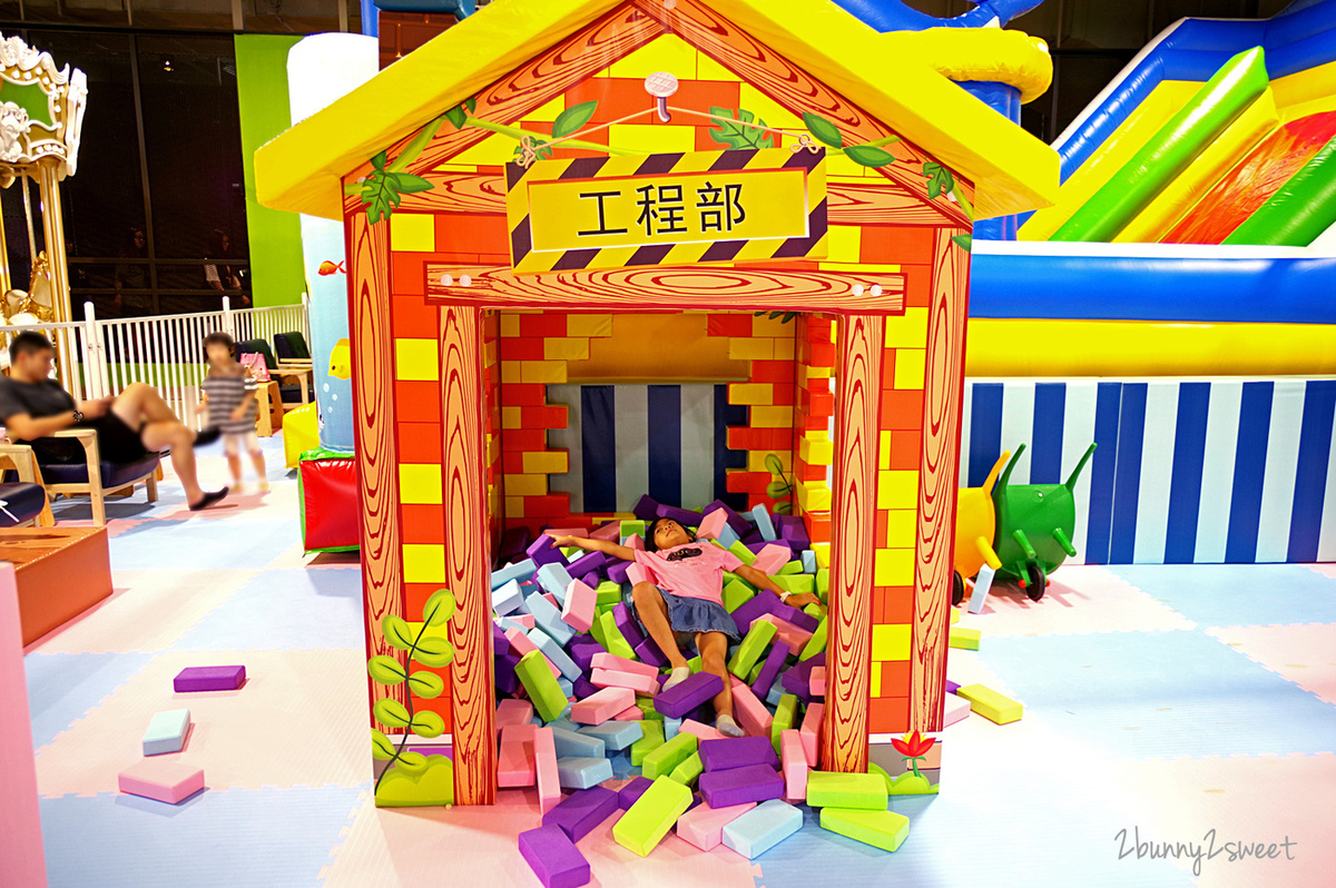 新北室內樂園》美麗新廣場 卡哇依親子堡~彈跳蹦床、木質沙坑、氣墊城堡&hellip;還把旋轉木馬也搬進室內樂園，全日暢玩不限時，附設免費按摩沙發、免費充電休息區｜淡水輕軌一日遊｜室內景點｜雨天景點 @兔兒毛毛姊妹花
