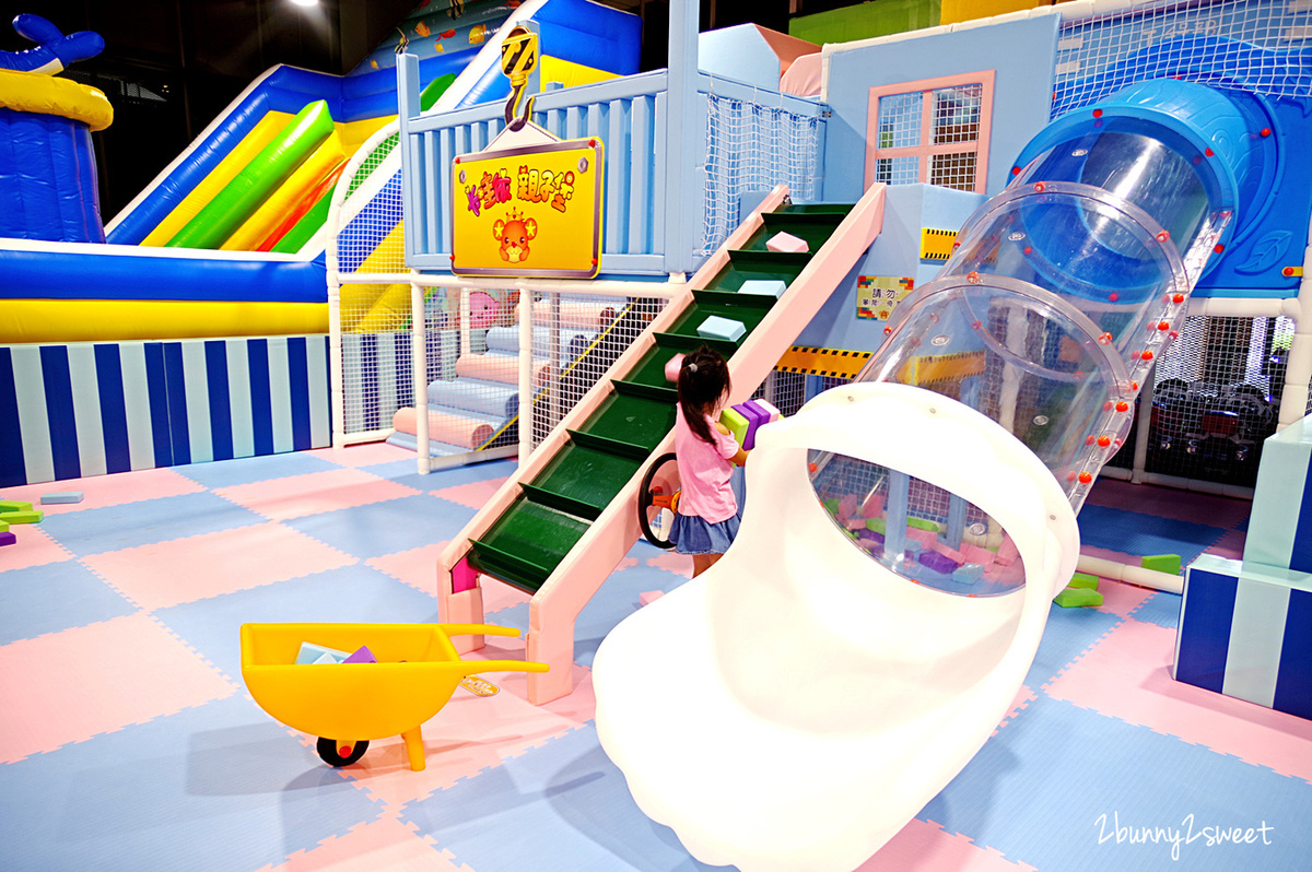 新北室內樂園》美麗新廣場 卡哇依親子堡~彈跳蹦床、木質沙坑、氣墊城堡&hellip;還把旋轉木馬也搬進室內樂園，全日暢玩不限時，附設免費按摩沙發、免費充電休息區｜淡水輕軌一日遊｜室內景點｜雨天景點 @兔兒毛毛姊妹花