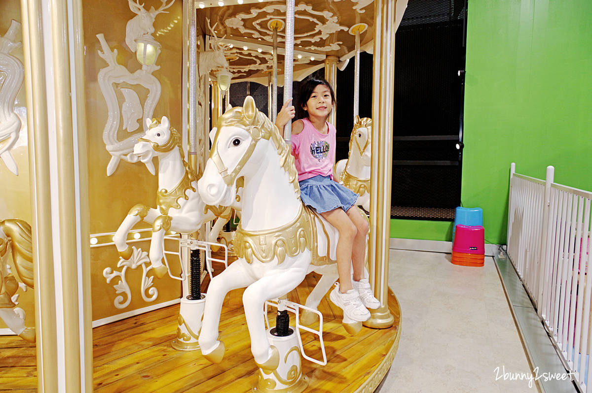 新北室內樂園》美麗新廣場 卡哇依親子堡~彈跳蹦床、木質沙坑、氣墊城堡&hellip;還把旋轉木馬也搬進室內樂園，全日暢玩不限時，附設免費按摩沙發、免費充電休息區｜淡水輕軌一日遊｜室內景點｜雨天景點 @兔兒毛毛姊妹花