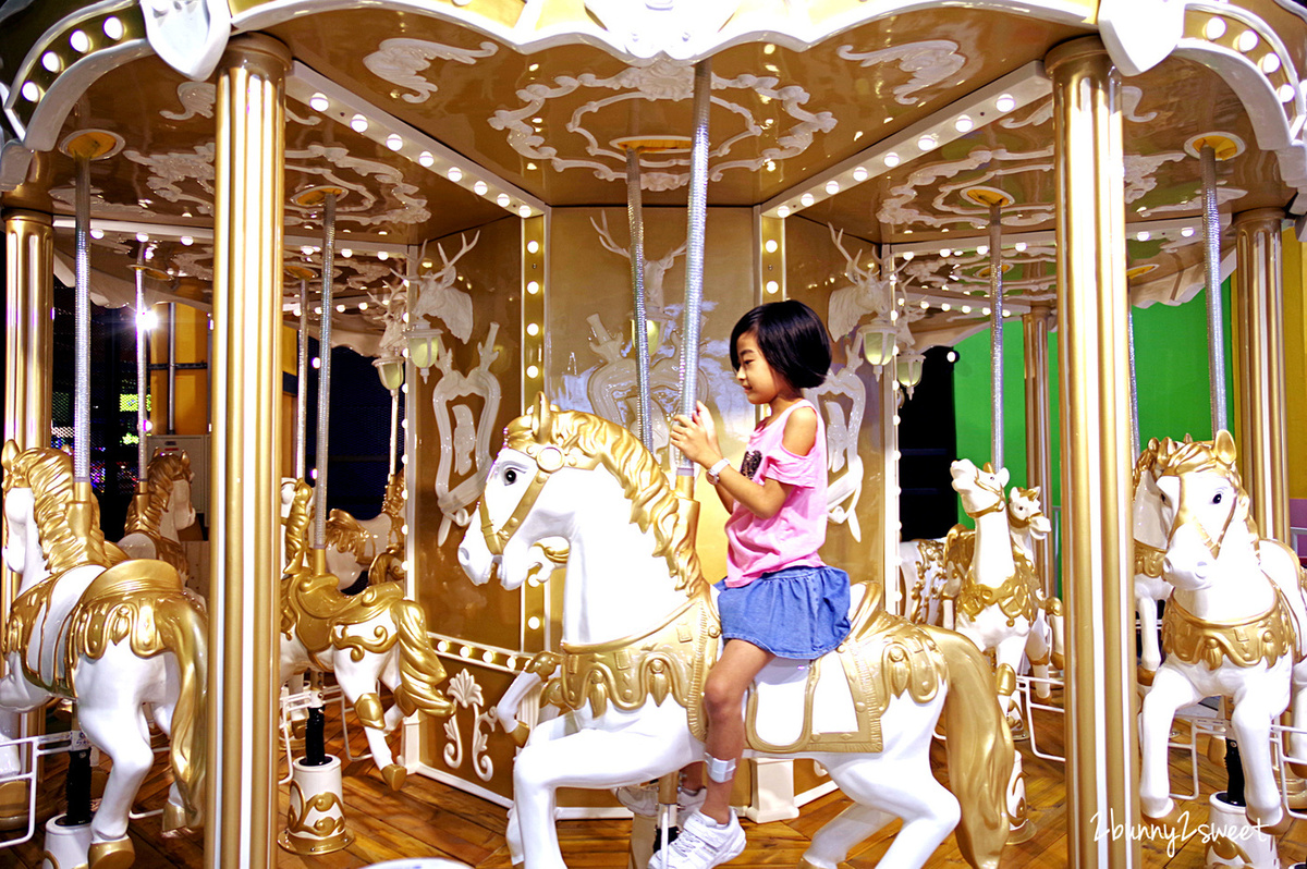 新北室內樂園》美麗新廣場 卡哇依親子堡~彈跳蹦床、木質沙坑、氣墊城堡&hellip;還把旋轉木馬也搬進室內樂園，全日暢玩不限時，附設免費按摩沙發、免費充電休息區｜淡水輕軌一日遊｜室內景點｜雨天景點 @兔兒毛毛姊妹花