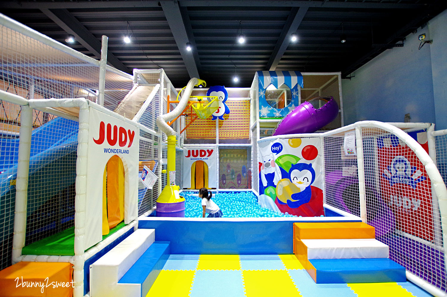 [桃園｜蘆竹。親子餐廳] 喬笛親子動動館 JUDY cafe & play～結合大型體能遊戲區、靜態繪本音樂遊戲區、電動車、手作 DIY、家長運動健身區的不限時親子餐廳～北桃園最大親子室內樂園｜室內景點｜雨天景點 @兔兒毛毛姊妹花