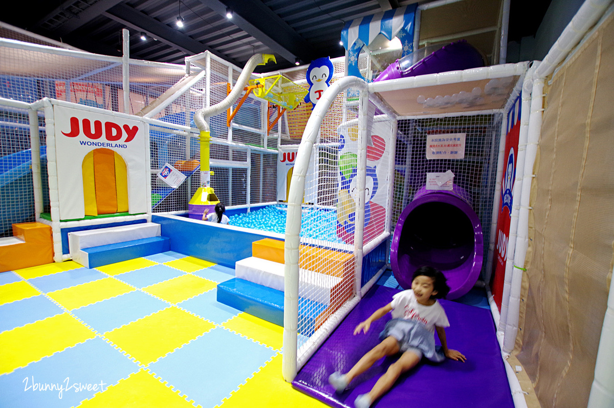 [桃園｜蘆竹。親子餐廳] 喬笛親子動動館 JUDY cafe & play～結合大型體能遊戲區、靜態繪本音樂遊戲區、電動車、手作 DIY、家長運動健身區的不限時親子餐廳～北桃園最大親子室內樂園｜室內景點｜雨天景點 @兔兒毛毛姊妹花