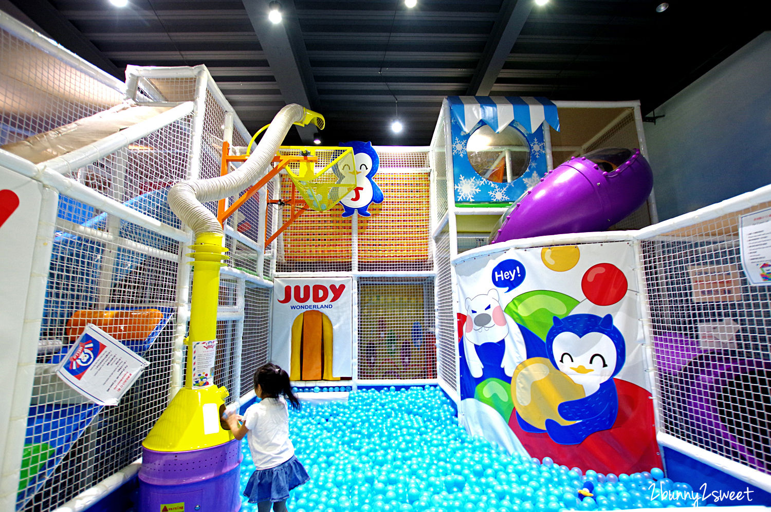 [桃園｜蘆竹。親子餐廳] 喬笛親子動動館 JUDY cafe & play～結合大型體能遊戲區、靜態繪本音樂遊戲區、電動車、手作 DIY、家長運動健身區的不限時親子餐廳～北桃園最大親子室內樂園｜室內景點｜雨天景點 @兔兒毛毛姊妹花