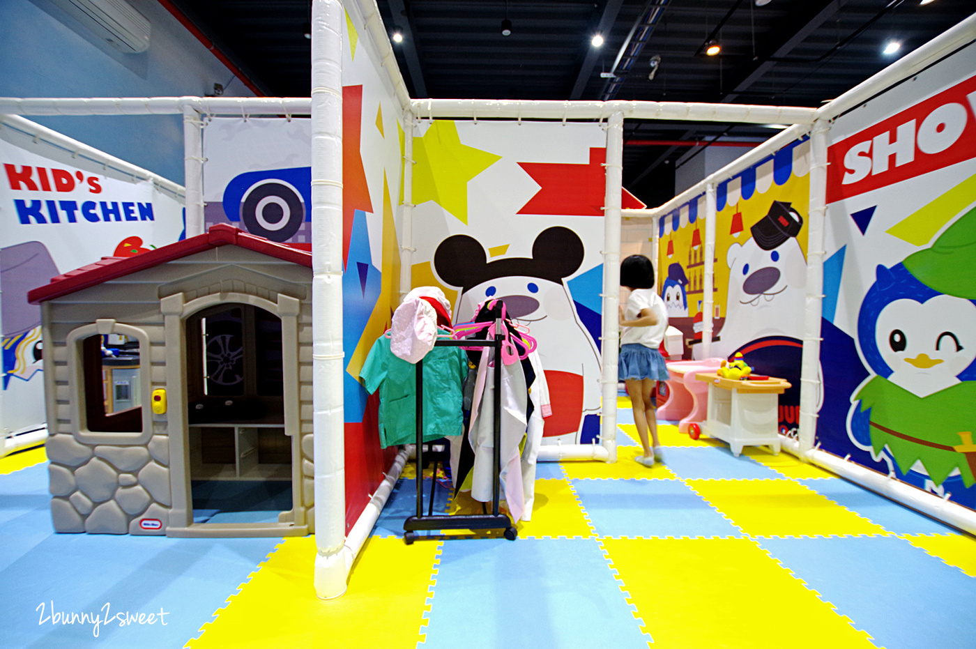 [桃園｜蘆竹。親子餐廳] 喬笛親子動動館 JUDY cafe & play～結合大型體能遊戲區、靜態繪本音樂遊戲區、電動車、手作 DIY、家長運動健身區的不限時親子餐廳～北桃園最大親子室內樂園｜室內景點｜雨天景點 @兔兒毛毛姊妹花