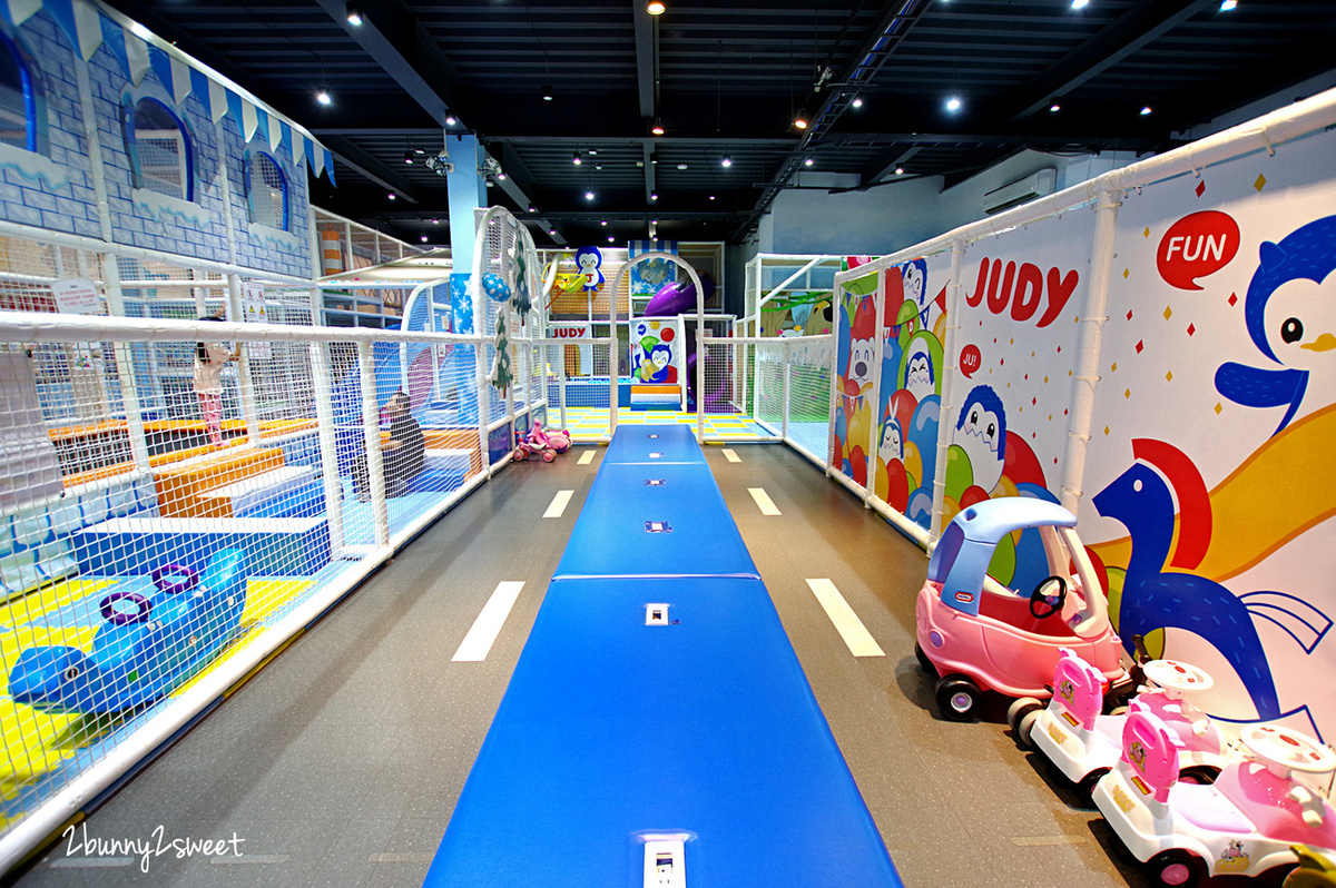 [桃園｜蘆竹。親子餐廳] 喬笛親子動動館 JUDY cafe & play～結合大型體能遊戲區、靜態繪本音樂遊戲區、電動車、手作 DIY、家長運動健身區的不限時親子餐廳～北桃園最大親子室內樂園｜室內景點｜雨天景點 @兔兒毛毛姊妹花