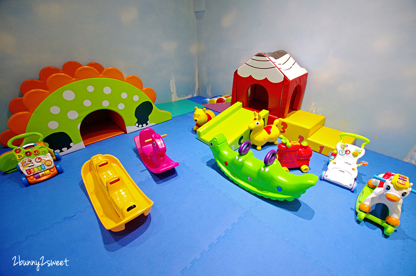 [桃園｜蘆竹。親子餐廳] 喬笛親子動動館 JUDY cafe & play～結合大型體能遊戲區、靜態繪本音樂遊戲區、電動車、手作 DIY、家長運動健身區的不限時親子餐廳～北桃園最大親子室內樂園｜室內景點｜雨天景點 @兔兒毛毛姊妹花