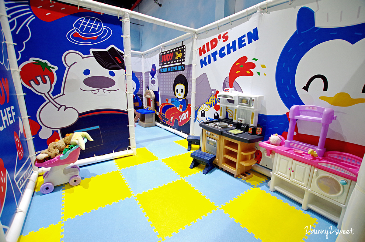 [桃園｜蘆竹。親子餐廳] 喬笛親子動動館 JUDY cafe & play～結合大型體能遊戲區、靜態繪本音樂遊戲區、電動車、手作 DIY、家長運動健身區的不限時親子餐廳～北桃園最大親子室內樂園｜室內景點｜雨天景點 @兔兒毛毛姊妹花
