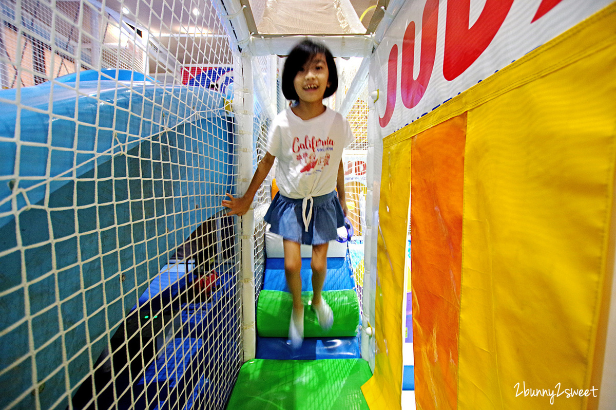 [桃園｜蘆竹。親子餐廳] 喬笛親子動動館 JUDY cafe & play～結合大型體能遊戲區、靜態繪本音樂遊戲區、電動車、手作 DIY、家長運動健身區的不限時親子餐廳～北桃園最大親子室內樂園｜室內景點｜雨天景點 @兔兒毛毛姊妹花