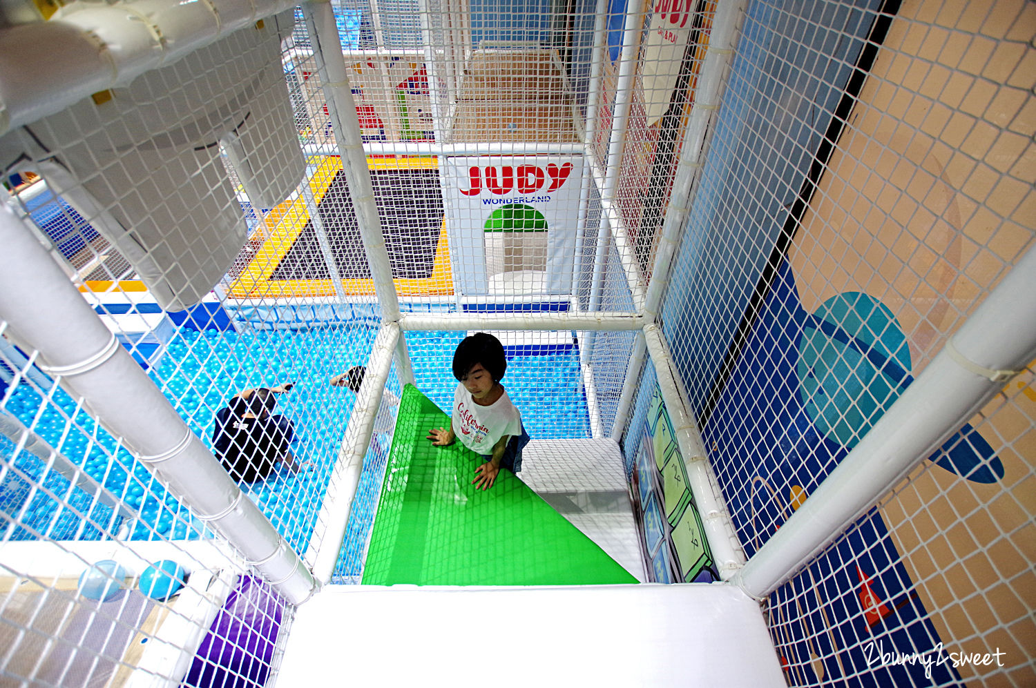[桃園｜蘆竹。親子餐廳] 喬笛親子動動館 JUDY cafe & play～結合大型體能遊戲區、靜態繪本音樂遊戲區、電動車、手作 DIY、家長運動健身區的不限時親子餐廳～北桃園最大親子室內樂園｜室內景點｜雨天景點 @兔兒毛毛姊妹花