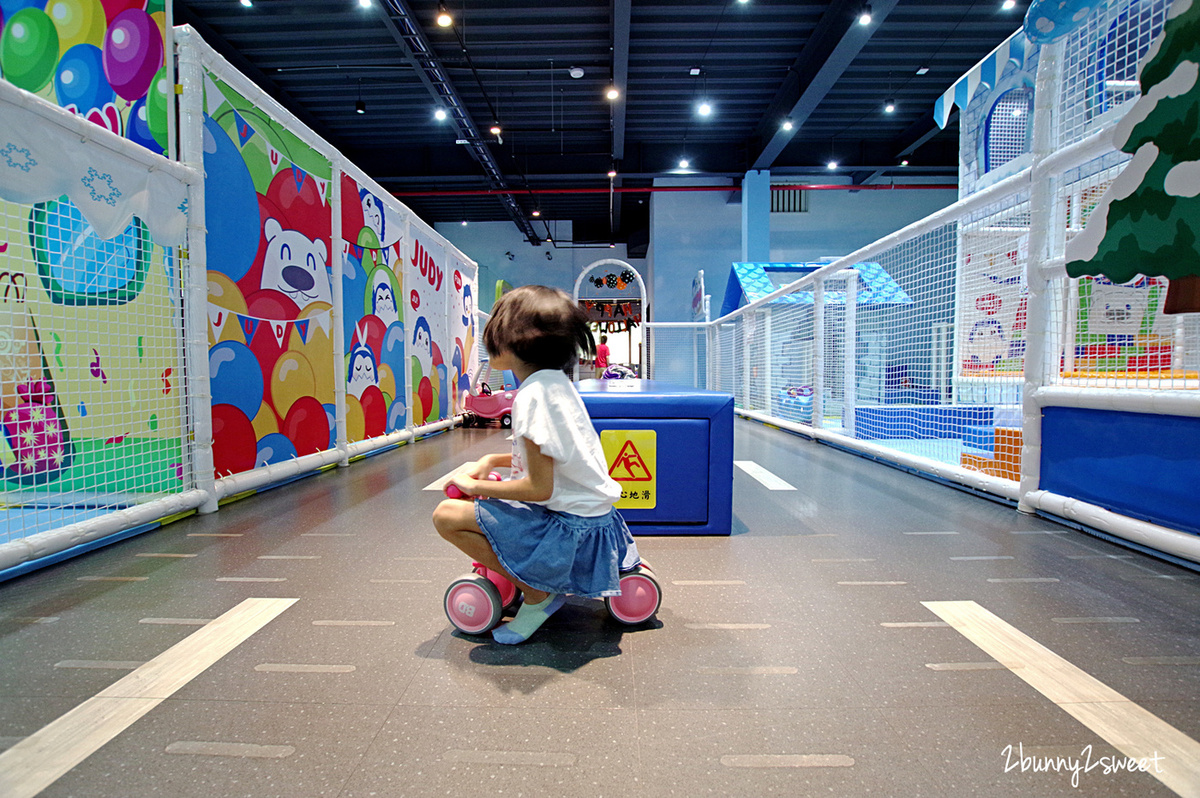 [桃園｜蘆竹。親子餐廳] 喬笛親子動動館 JUDY cafe & play～結合大型體能遊戲區、靜態繪本音樂遊戲區、電動車、手作 DIY、家長運動健身區的不限時親子餐廳～北桃園最大親子室內樂園｜室內景點｜雨天景點 @兔兒毛毛姊妹花