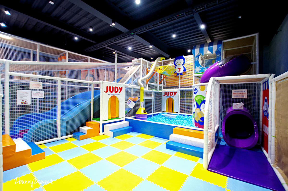 [桃園｜蘆竹。親子餐廳] 喬笛親子動動館 JUDY cafe & play～結合大型體能遊戲區、靜態繪本音樂遊戲區、電動車、手作 DIY、家長運動健身區的不限時親子餐廳～北桃園最大親子室內樂園｜室內景點｜雨天景點 @兔兒毛毛姊妹花