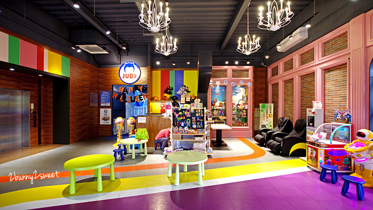 [桃園｜蘆竹。親子餐廳] 喬笛親子動動館 JUDY cafe & play～結合大型體能遊戲區、靜態繪本音樂遊戲區、電動車、手作 DIY、家長運動健身區的不限時親子餐廳～北桃園最大親子室內樂園｜室內景點｜雨天景點 @兔兒毛毛姊妹花