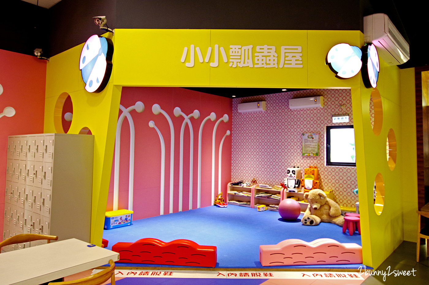 [桃園｜蘆竹。親子餐廳] 喬笛親子動動館 JUDY cafe & play～結合大型體能遊戲區、靜態繪本音樂遊戲區、電動車、手作 DIY、家長運動健身區的不限時親子餐廳～北桃園最大親子室內樂園｜室內景點｜雨天景點 @兔兒毛毛姊妹花