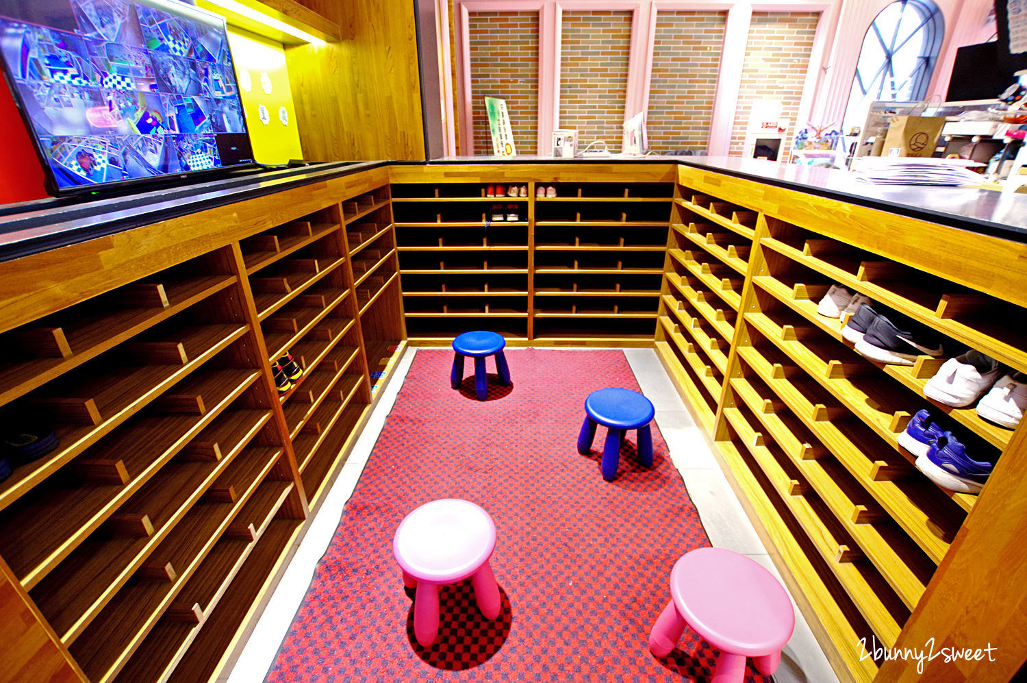 [桃園｜蘆竹。親子餐廳] 喬笛親子動動館 JUDY cafe & play～結合大型體能遊戲區、靜態繪本音樂遊戲區、電動車、手作 DIY、家長運動健身區的不限時親子餐廳～北桃園最大親子室內樂園｜室內景點｜雨天景點 @兔兒毛毛姊妹花