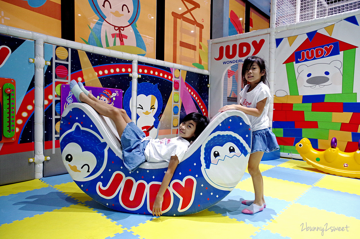 [桃園｜蘆竹。親子餐廳] 喬笛親子動動館 JUDY cafe & play～結合大型體能遊戲區、靜態繪本音樂遊戲區、電動車、手作 DIY、家長運動健身區的不限時親子餐廳～北桃園最大親子室內樂園｜室內景點｜雨天景點 @兔兒毛毛姊妹花