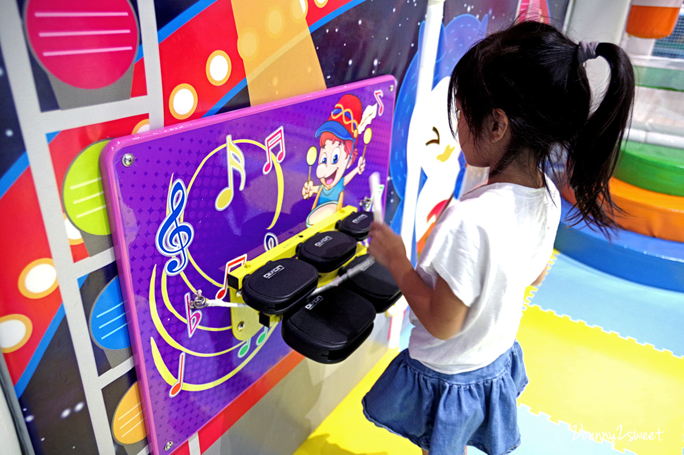 [桃園｜蘆竹。親子餐廳] 喬笛親子動動館 JUDY cafe & play～結合大型體能遊戲區、靜態繪本音樂遊戲區、電動車、手作 DIY、家長運動健身區的不限時親子餐廳～北桃園最大親子室內樂園｜室內景點｜雨天景點 @兔兒毛毛姊妹花