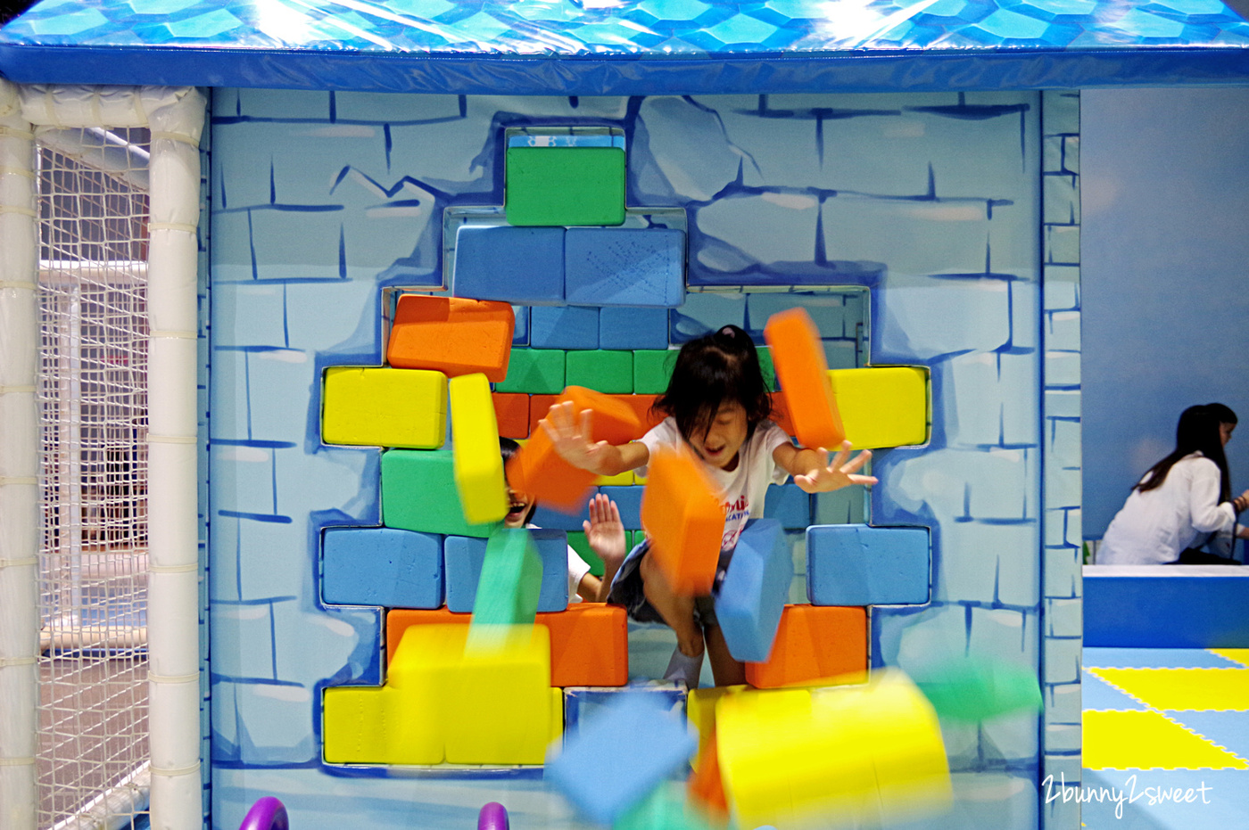 [桃園｜蘆竹。親子餐廳] 喬笛親子動動館 JUDY cafe & play～結合大型體能遊戲區、靜態繪本音樂遊戲區、電動車、手作 DIY、家長運動健身區的不限時親子餐廳～北桃園最大親子室內樂園｜室內景點｜雨天景點 @兔兒毛毛姊妹花