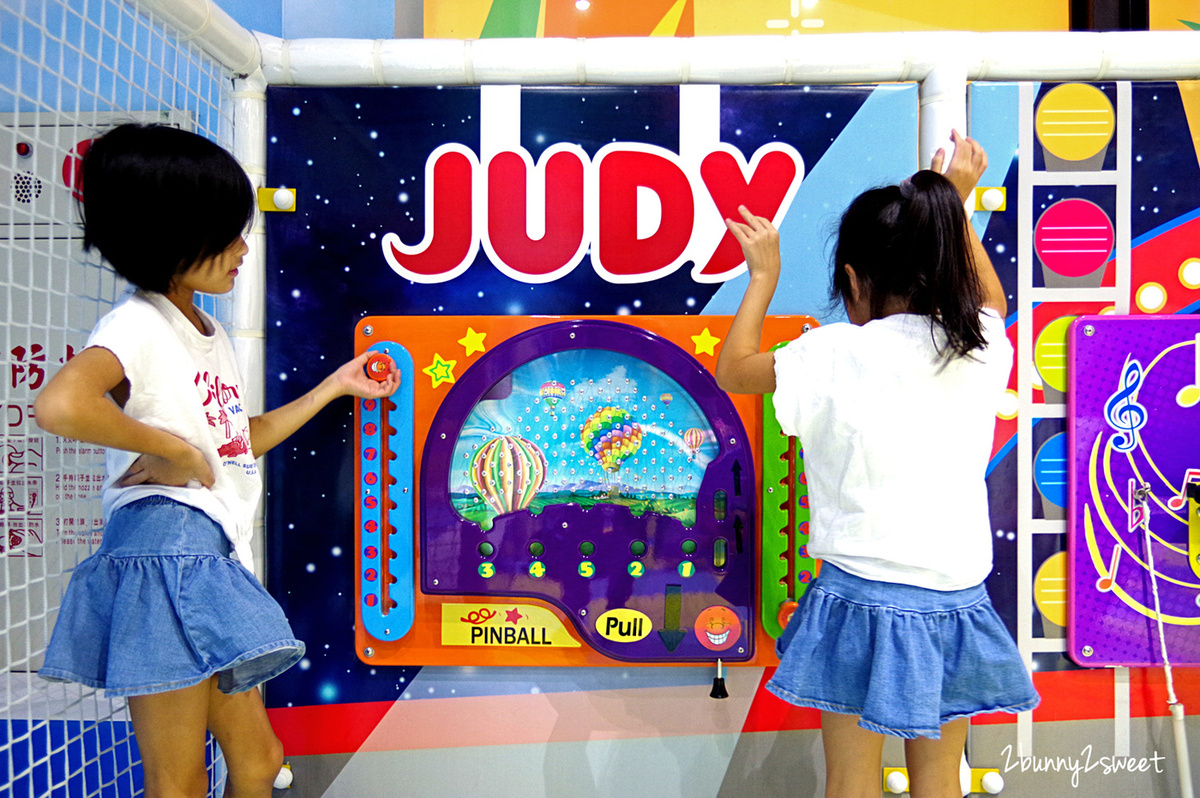 [桃園｜蘆竹。親子餐廳] 喬笛親子動動館 JUDY cafe & play～結合大型體能遊戲區、靜態繪本音樂遊戲區、電動車、手作 DIY、家長運動健身區的不限時親子餐廳～北桃園最大親子室內樂園｜室內景點｜雨天景點 @兔兒毛毛姊妹花