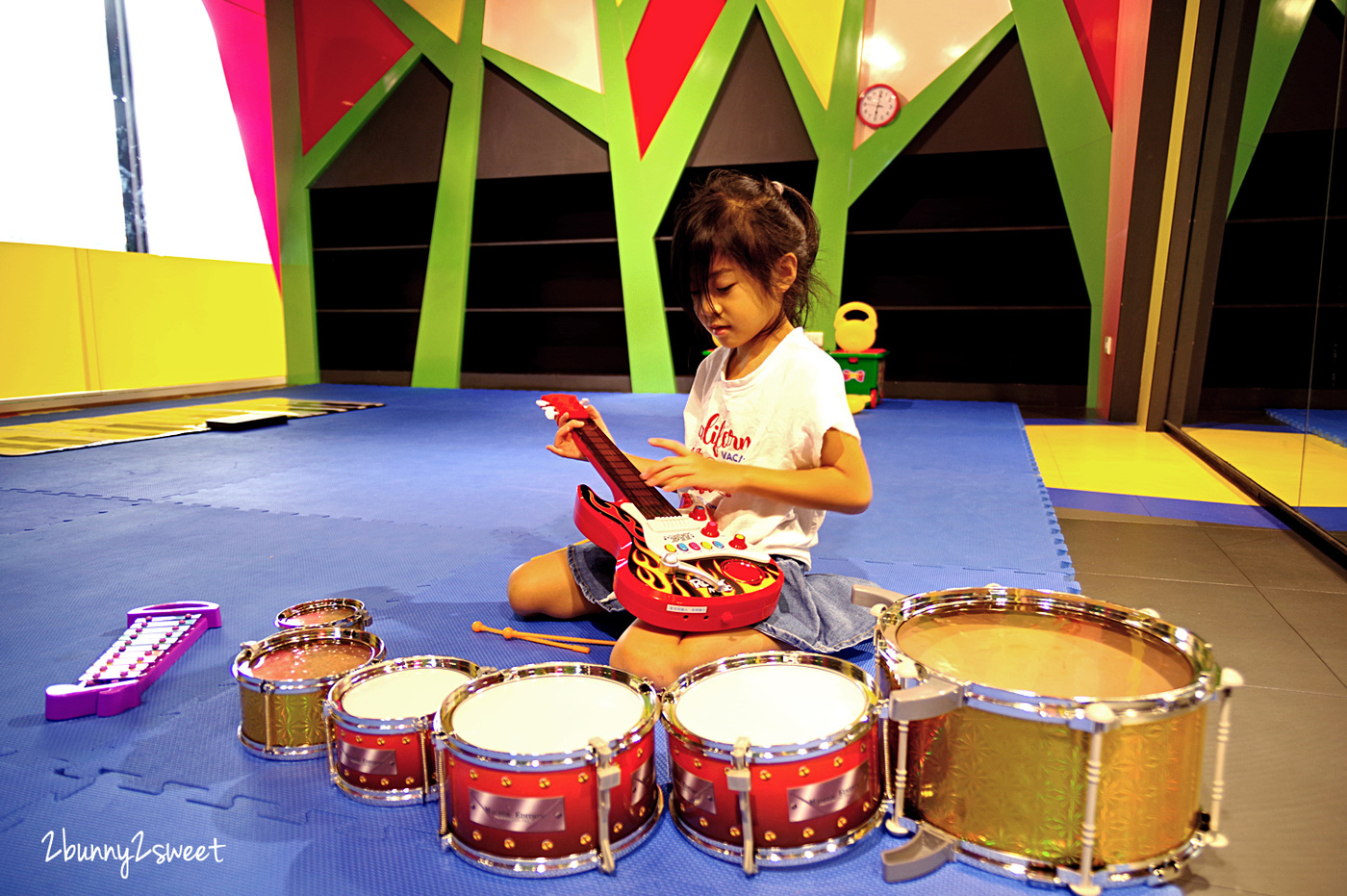 [桃園｜蘆竹。親子餐廳] 喬笛親子動動館 JUDY cafe & play～結合大型體能遊戲區、靜態繪本音樂遊戲區、電動車、手作 DIY、家長運動健身區的不限時親子餐廳～北桃園最大親子室內樂園｜室內景點｜雨天景點 @兔兒毛毛姊妹花