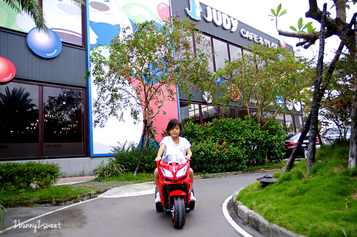 [桃園｜蘆竹。親子餐廳] 喬笛親子動動館 JUDY cafe & play～結合大型體能遊戲區、靜態繪本音樂遊戲區、電動車、手作 DIY、家長運動健身區的不限時親子餐廳～北桃園最大親子室內樂園｜室內景點｜雨天景點 @兔兒毛毛姊妹花