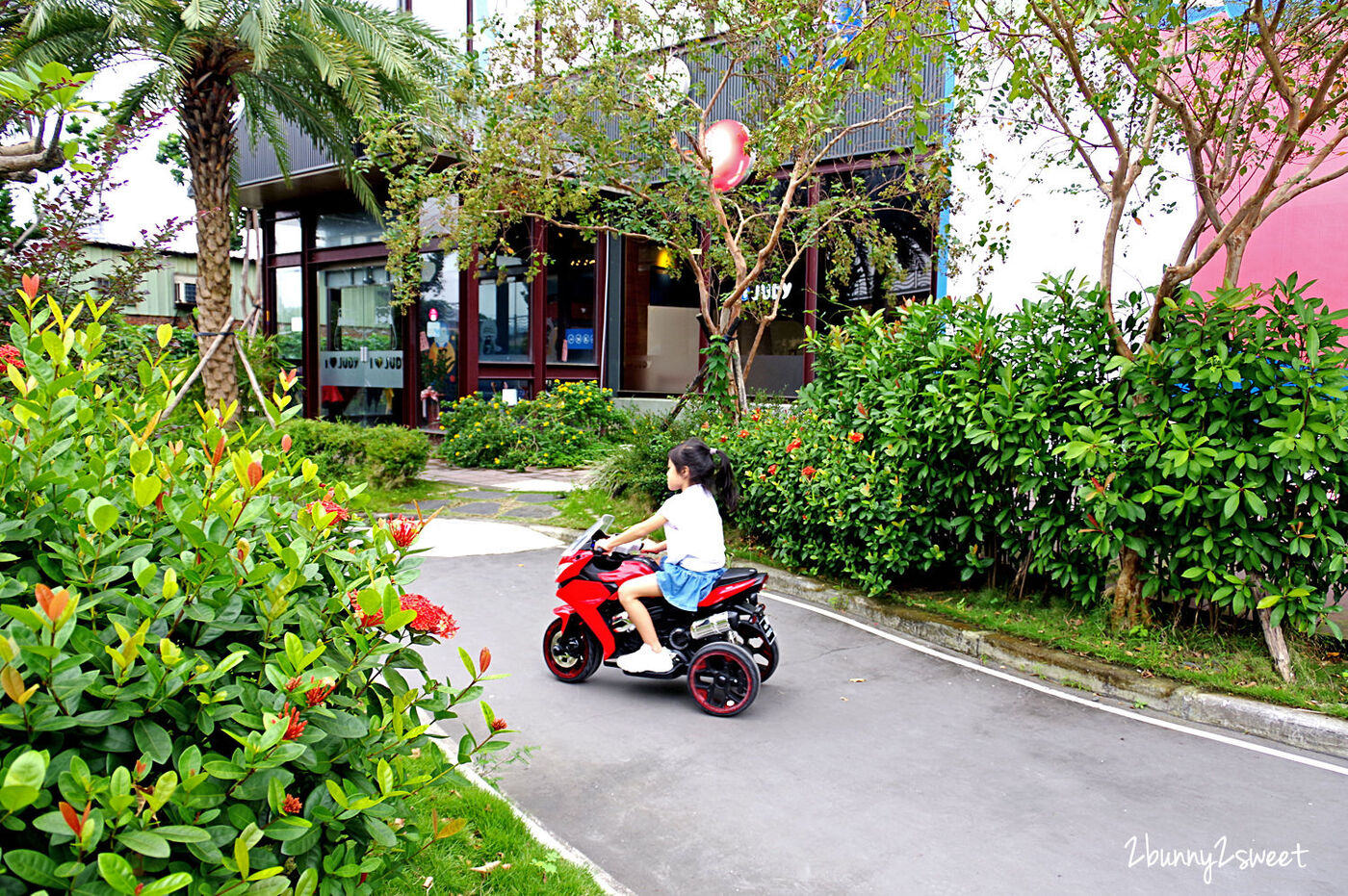 [桃園｜蘆竹。親子餐廳] 喬笛親子動動館 JUDY cafe & play～結合大型體能遊戲區、靜態繪本音樂遊戲區、電動車、手作 DIY、家長運動健身區的不限時親子餐廳～北桃園最大親子室內樂園｜室內景點｜雨天景點 @兔兒毛毛姊妹花