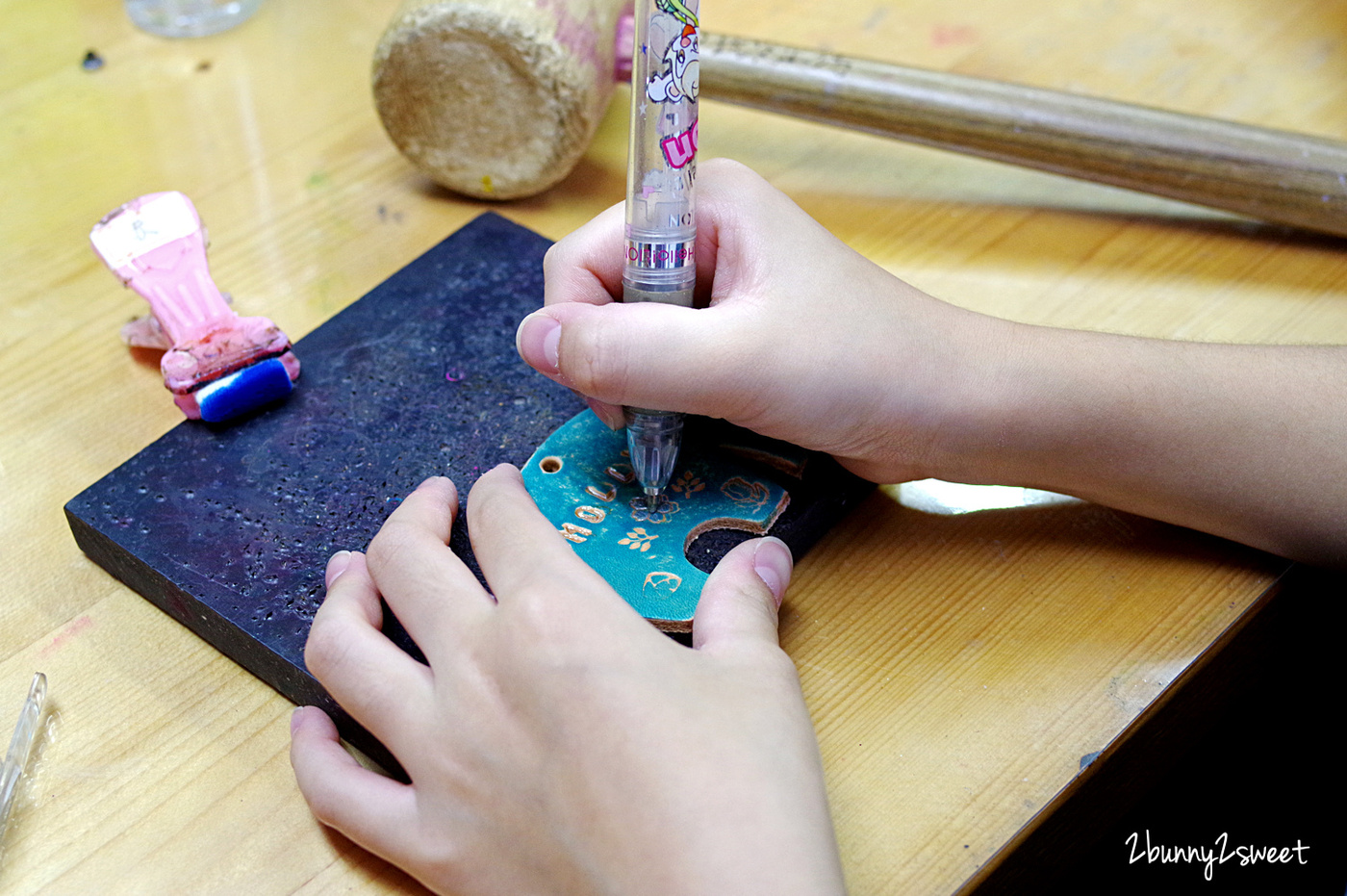 [宜蘭。親子景點] Indo 玩皮工坊～蘇澳冷泉公園旁、藏身在華麗復古老宅裡的皮革手作 DIY 教室｜蘇澳室內景點｜雨天景點 @兔兒毛毛姊妹花