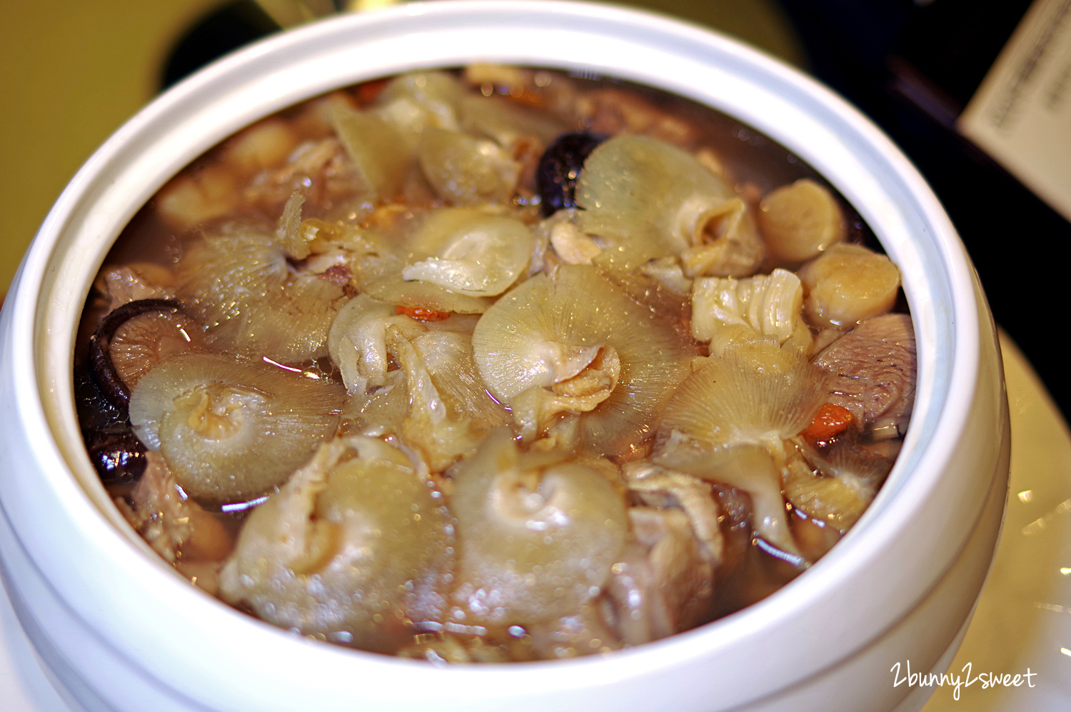 [台北｜萬華。美食] 格萊天漾大飯店 2020 年菜～年初二團圓宴～大蝦、石斑、海參、燉雞湯、佛跳牆、豬肋排&hellip;11 道菜色豐盛又體面～讓家人輕鬆團圓用餐｜捷運板南線｜捷運龍山寺站美食 @兔兒毛毛姊妹花