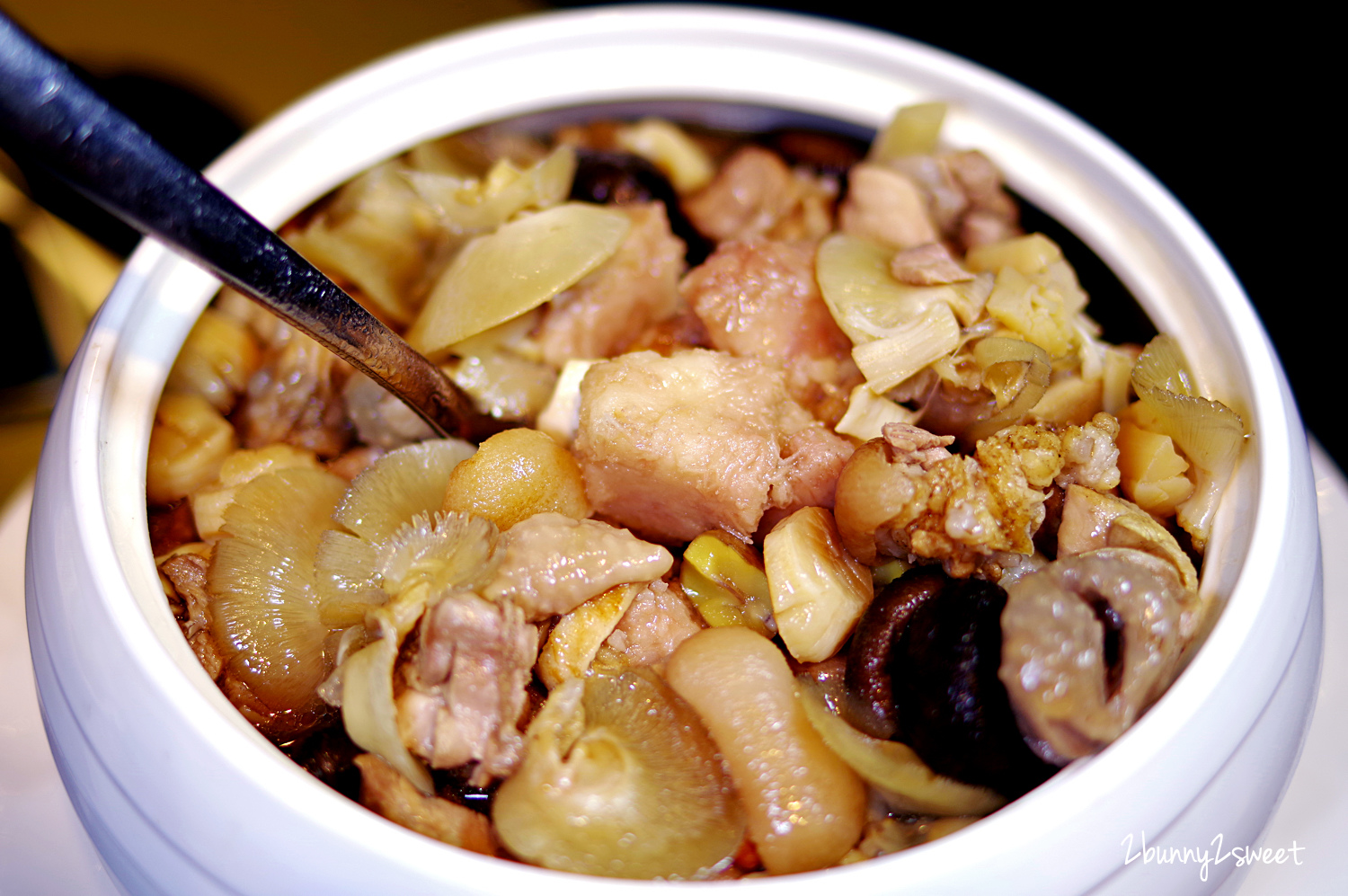 [台北｜萬華。美食] 格萊天漾大飯店 2020 年菜～年初二團圓宴～大蝦、石斑、海參、燉雞湯、佛跳牆、豬肋排&hellip;11 道菜色豐盛又體面～讓家人輕鬆團圓用餐｜捷運板南線｜捷運龍山寺站美食 @兔兒毛毛姊妹花