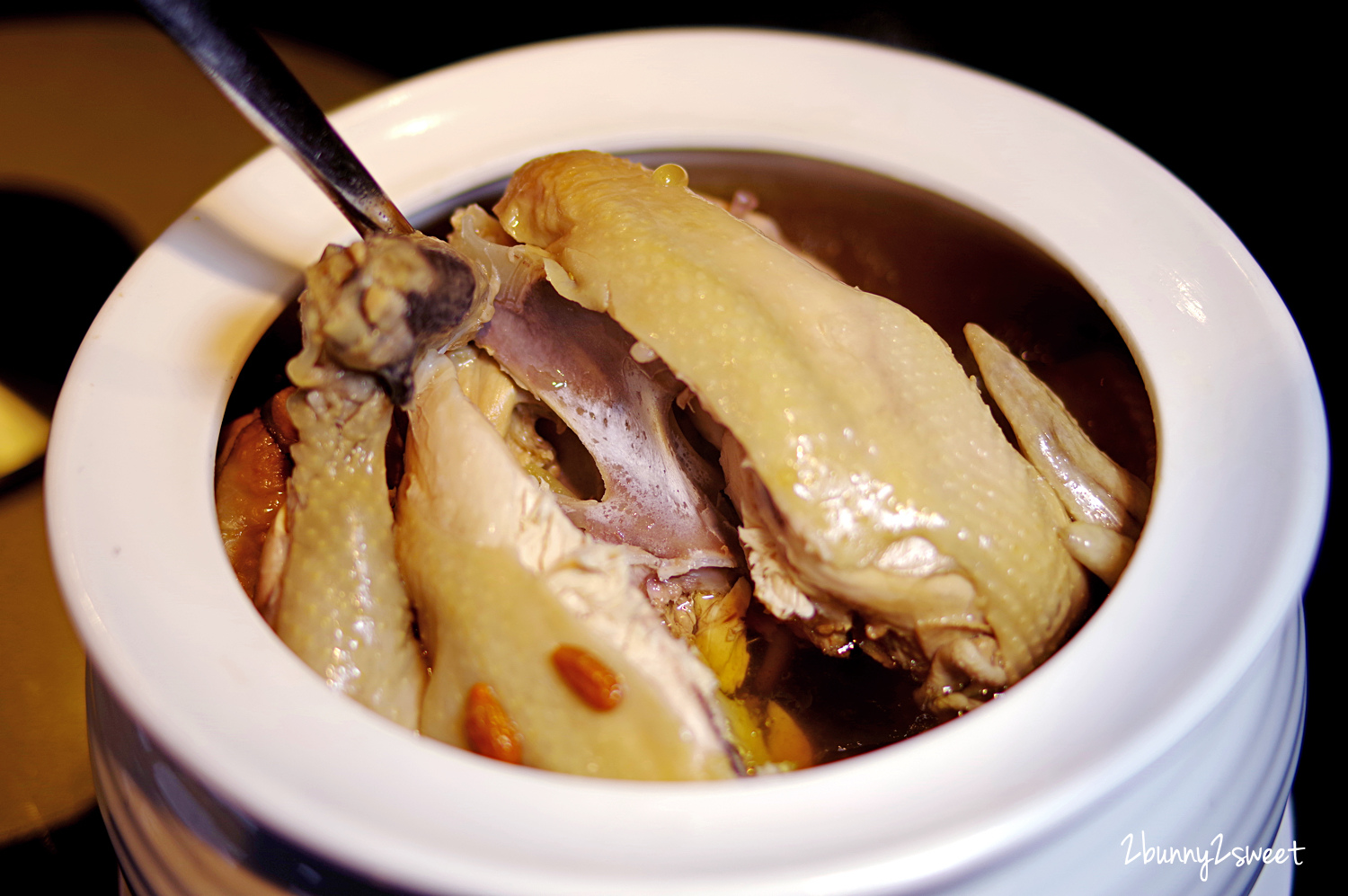 [台北｜萬華。美食] 格萊天漾大飯店 2020 年菜～年初二團圓宴～大蝦、石斑、海參、燉雞湯、佛跳牆、豬肋排&hellip;11 道菜色豐盛又體面～讓家人輕鬆團圓用餐｜捷運板南線｜捷運龍山寺站美食 @兔兒毛毛姊妹花