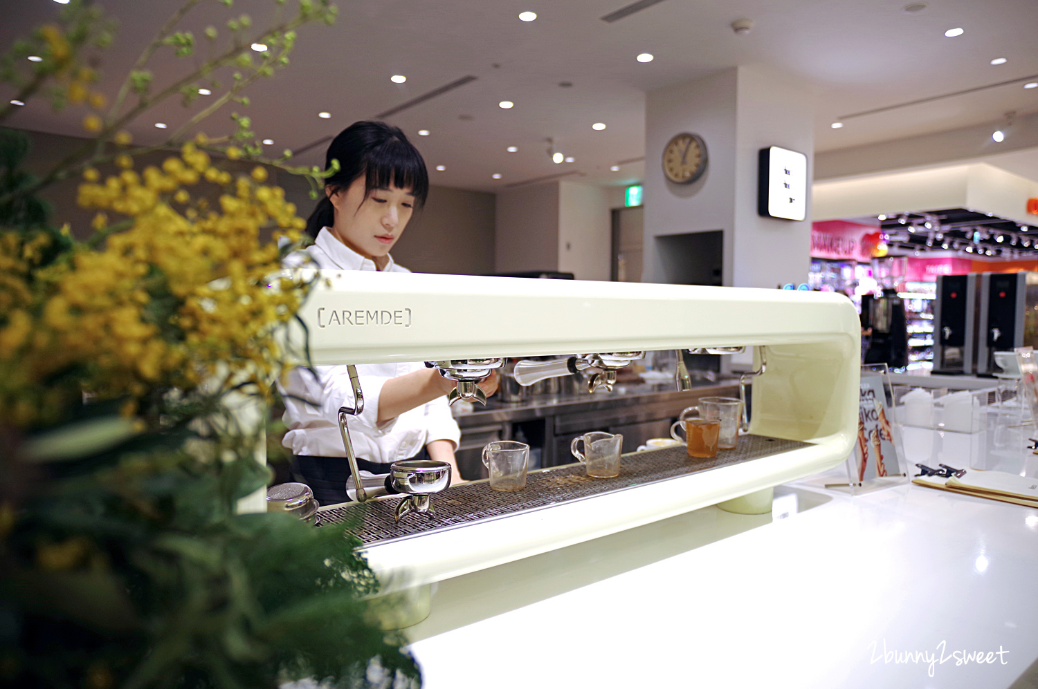 [台北｜信義。美食]  遠百信義 A13 Fika Fika Cafe~咖啡烘焙冠軍創立的北歐風美拍咖啡廳，獨家咖啡霜淇淋、獨家威士忌咖啡、夾心鬆餅、風味咖啡｜亞洲TOP 50咖啡店｜信義商圈美食｜捷運市政府站｜捷運象山站 @兔兒毛毛姊妹花