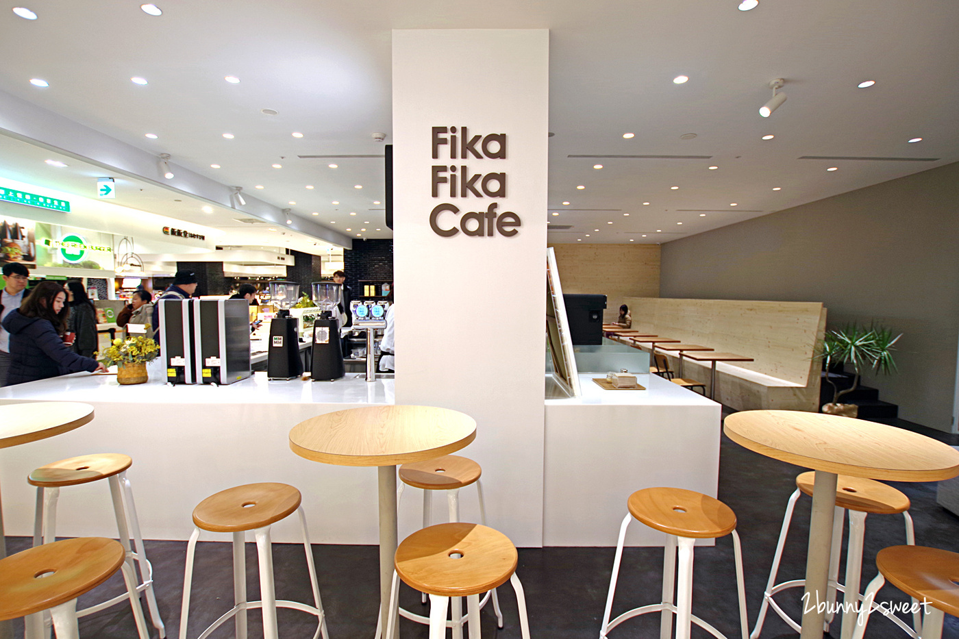 [台北｜信義。美食]  遠百信義 A13 Fika Fika Cafe~咖啡烘焙冠軍創立的北歐風美拍咖啡廳，獨家咖啡霜淇淋、獨家威士忌咖啡、夾心鬆餅、風味咖啡｜亞洲TOP 50咖啡店｜信義商圈美食｜捷運市政府站｜捷運象山站 @兔兒毛毛姊妹花