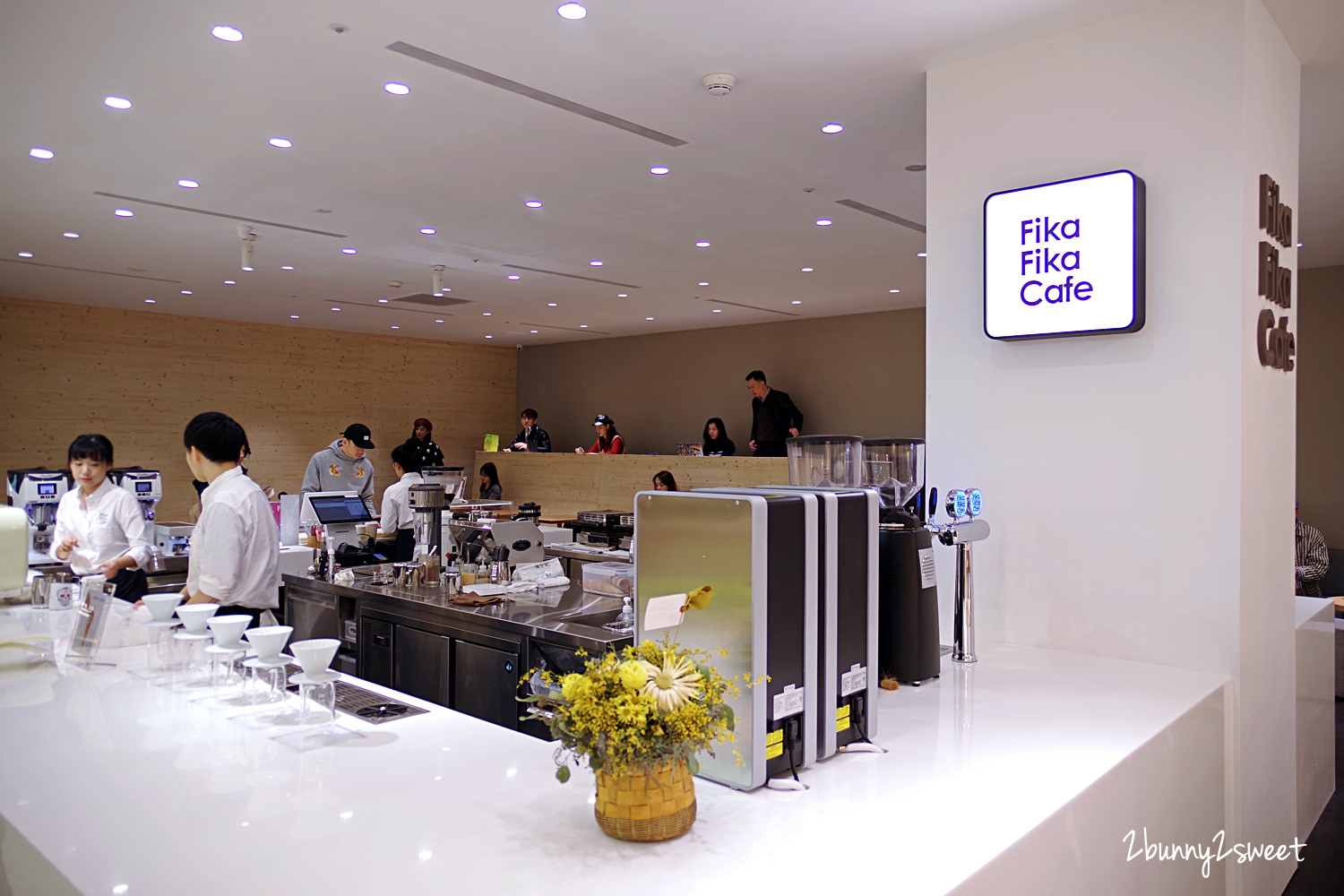 [台北｜信義。美食]  遠百信義 A13 Fika Fika Cafe~咖啡烘焙冠軍創立的北歐風美拍咖啡廳，獨家咖啡霜淇淋、獨家威士忌咖啡、夾心鬆餅、風味咖啡｜亞洲TOP 50咖啡店｜信義商圈美食｜捷運市政府站｜捷運象山站 @兔兒毛毛姊妹花