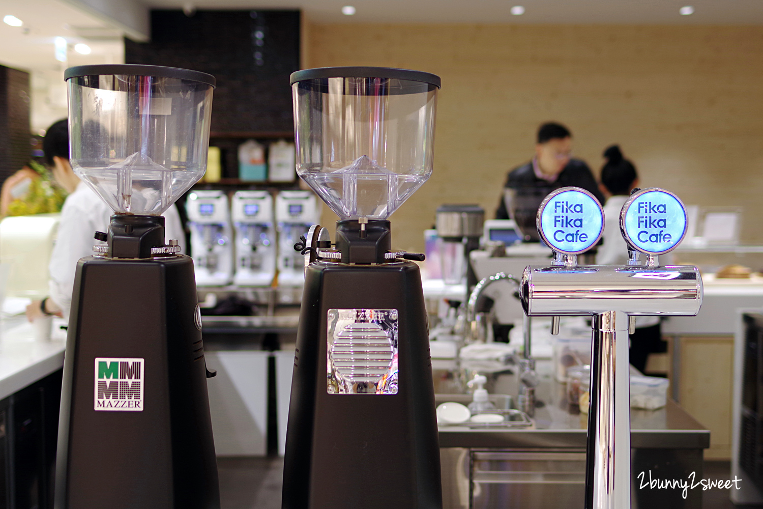 [台北｜信義。美食]  遠百信義 A13 Fika Fika Cafe~咖啡烘焙冠軍創立的北歐風美拍咖啡廳，獨家咖啡霜淇淋、獨家威士忌咖啡、夾心鬆餅、風味咖啡｜亞洲TOP 50咖啡店｜信義商圈美食｜捷運市政府站｜捷運象山站 @兔兒毛毛姊妹花
