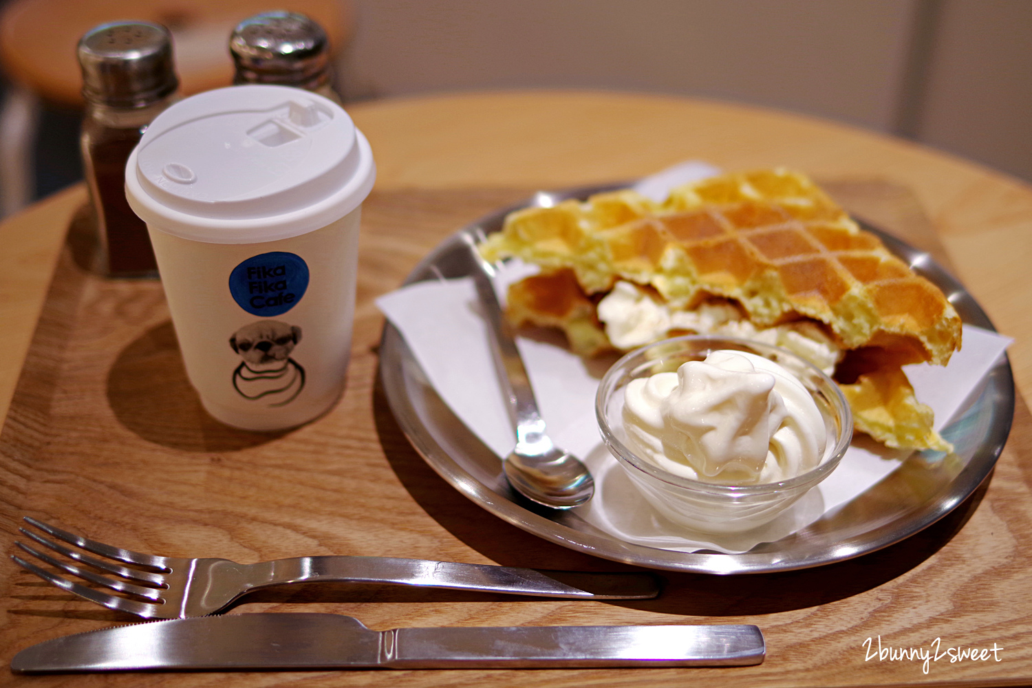 [台北｜信義。美食]  遠百信義 A13 Fika Fika Cafe~咖啡烘焙冠軍創立的北歐風美拍咖啡廳，獨家咖啡霜淇淋、獨家威士忌咖啡、夾心鬆餅、風味咖啡｜亞洲TOP 50咖啡店｜信義商圈美食｜捷運市政府站｜捷運象山站 @兔兒毛毛姊妹花