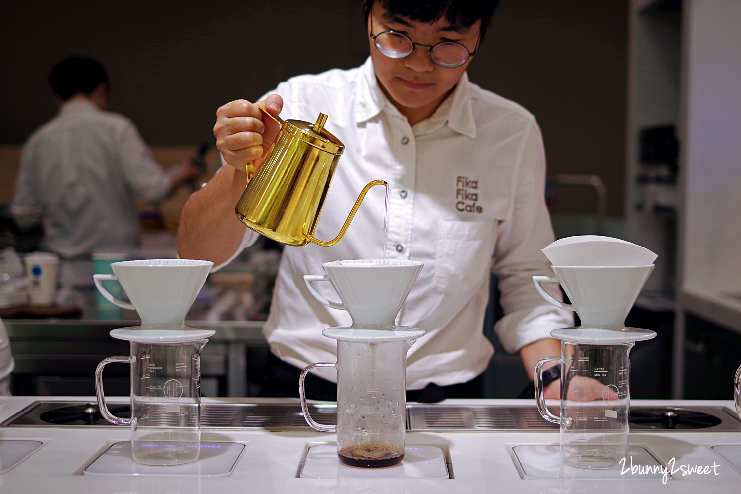 [台北｜信義。美食]  遠百信義 A13 Fika Fika Cafe~咖啡烘焙冠軍創立的北歐風美拍咖啡廳，獨家咖啡霜淇淋、獨家威士忌咖啡、夾心鬆餅、風味咖啡｜亞洲TOP 50咖啡店｜信義商圈美食｜捷運市政府站｜捷運象山站 @兔兒毛毛姊妹花
