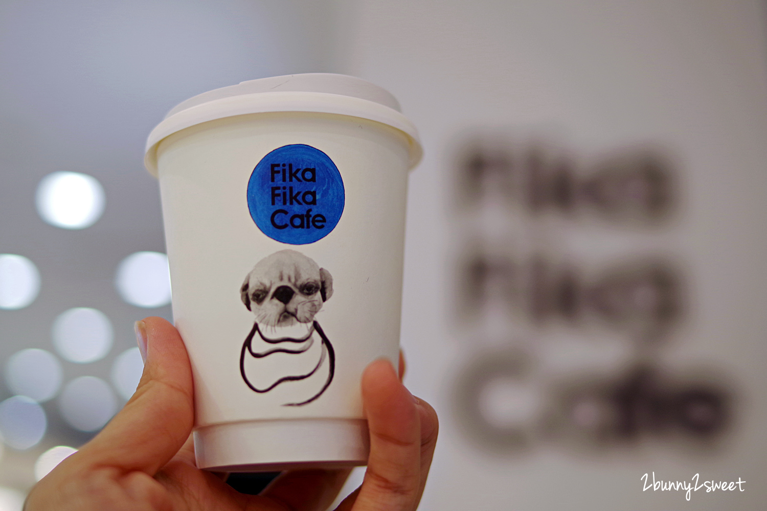 [台北｜信義。美食]  遠百信義 A13 Fika Fika Cafe~咖啡烘焙冠軍創立的北歐風美拍咖啡廳，獨家咖啡霜淇淋、獨家威士忌咖啡、夾心鬆餅、風味咖啡｜亞洲TOP 50咖啡店｜信義商圈美食｜捷運市政府站｜捷運象山站 @兔兒毛毛姊妹花