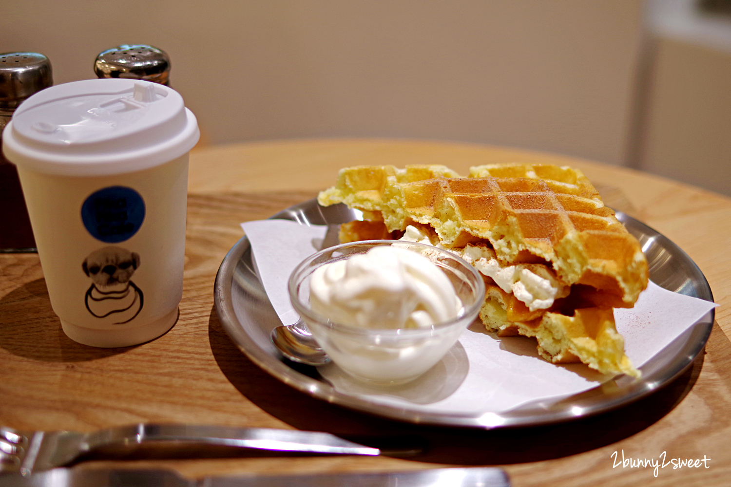 [台北｜信義。美食]  遠百信義 A13 Fika Fika Cafe~咖啡烘焙冠軍創立的北歐風美拍咖啡廳，獨家咖啡霜淇淋、獨家威士忌咖啡、夾心鬆餅、風味咖啡｜亞洲TOP 50咖啡店｜信義商圈美食｜捷運市政府站｜捷運象山站 @兔兒毛毛姊妹花