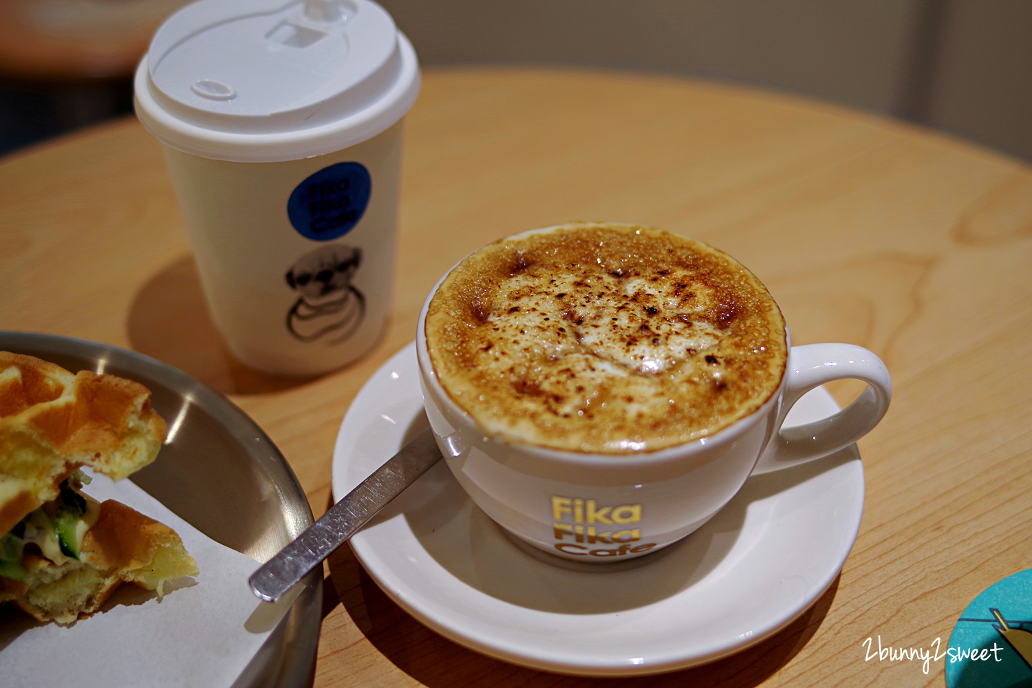 [台北｜信義。美食]  遠百信義 A13 Fika Fika Cafe~咖啡烘焙冠軍創立的北歐風美拍咖啡廳，獨家咖啡霜淇淋、獨家威士忌咖啡、夾心鬆餅、風味咖啡｜亞洲TOP 50咖啡店｜信義商圈美食｜捷運市政府站｜捷運象山站 @兔兒毛毛姊妹花
