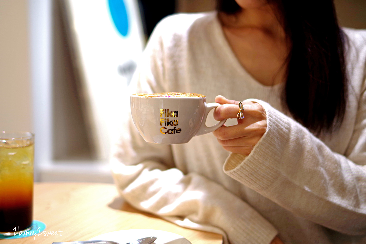 [台北｜信義。美食]  遠百信義 A13 Fika Fika Cafe~咖啡烘焙冠軍創立的北歐風美拍咖啡廳，獨家咖啡霜淇淋、獨家威士忌咖啡、夾心鬆餅、風味咖啡｜亞洲TOP 50咖啡店｜信義商圈美食｜捷運市政府站｜捷運象山站 @兔兒毛毛姊妹花