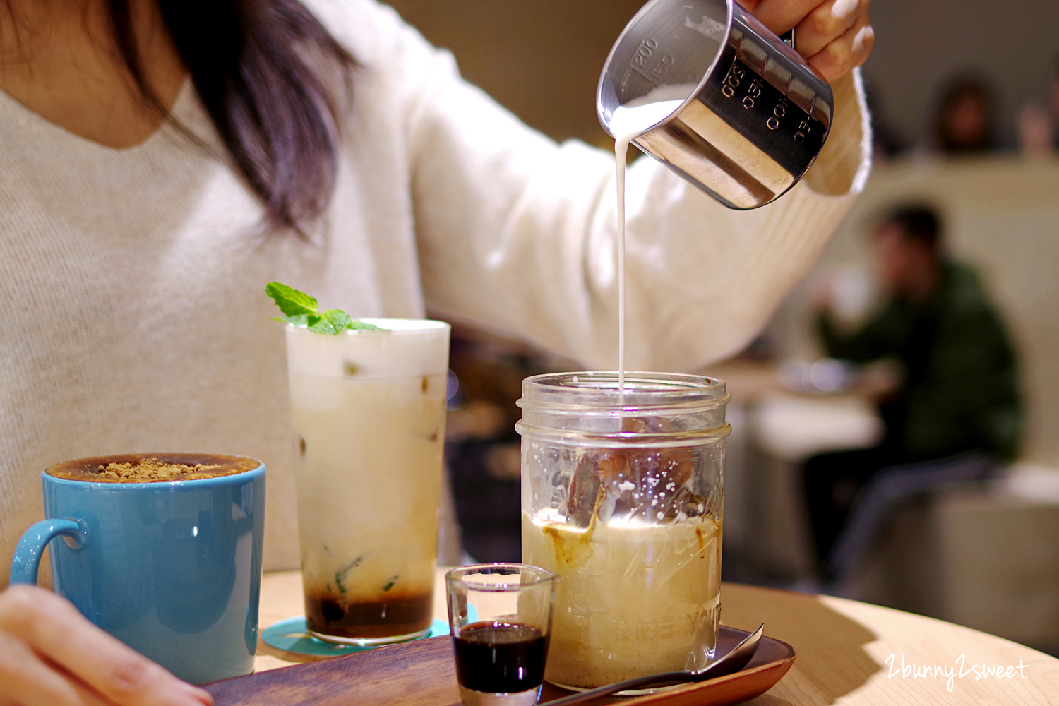 [台北｜信義。美食]  遠百信義 A13 Fika Fika Cafe~咖啡烘焙冠軍創立的北歐風美拍咖啡廳，獨家咖啡霜淇淋、獨家威士忌咖啡、夾心鬆餅、風味咖啡｜亞洲TOP 50咖啡店｜信義商圈美食｜捷運市政府站｜捷運象山站 @兔兒毛毛姊妹花