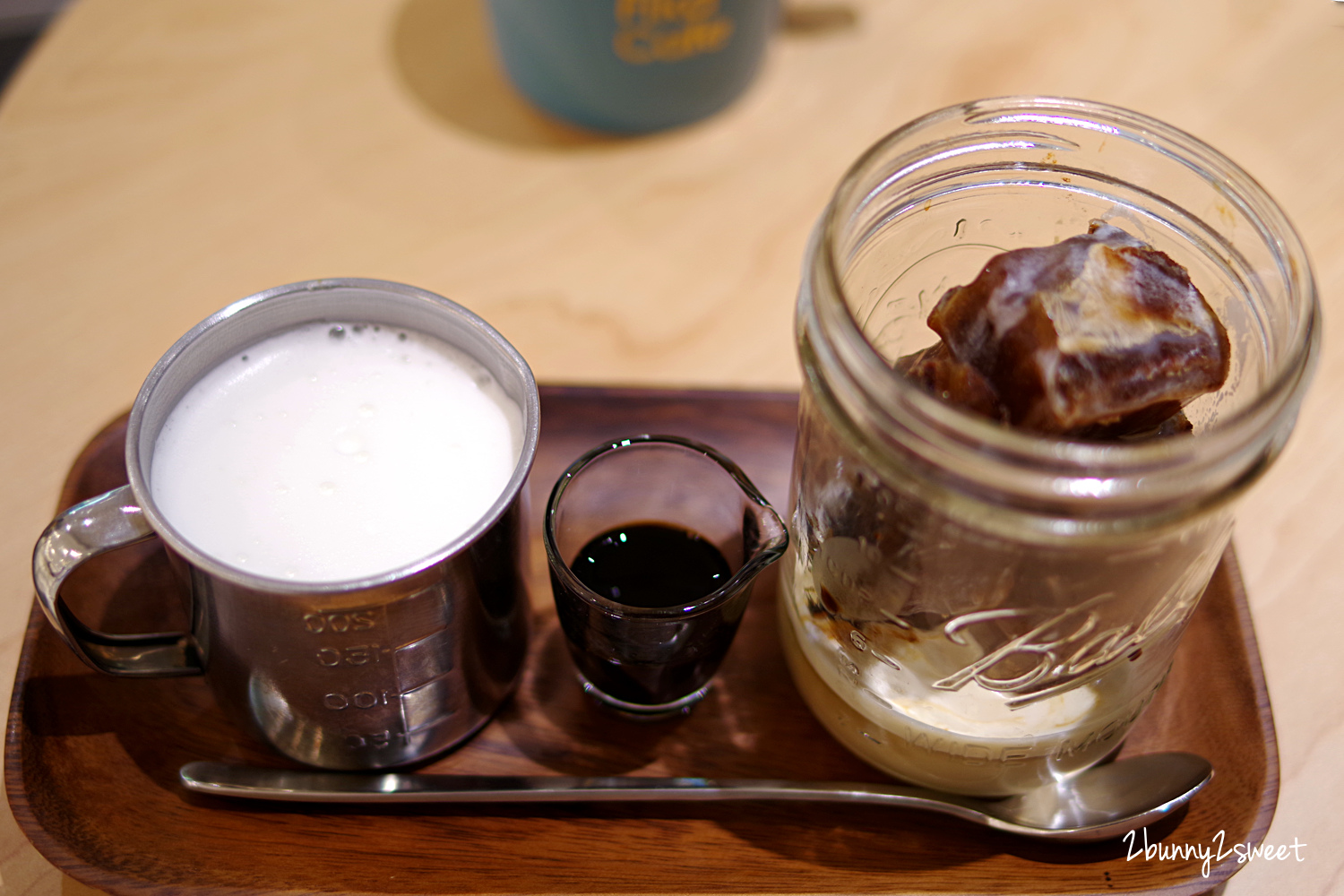 [台北｜信義。美食]  遠百信義 A13 Fika Fika Cafe~咖啡烘焙冠軍創立的北歐風美拍咖啡廳，獨家咖啡霜淇淋、獨家威士忌咖啡、夾心鬆餅、風味咖啡｜亞洲TOP 50咖啡店｜信義商圈美食｜捷運市政府站｜捷運象山站 @兔兒毛毛姊妹花