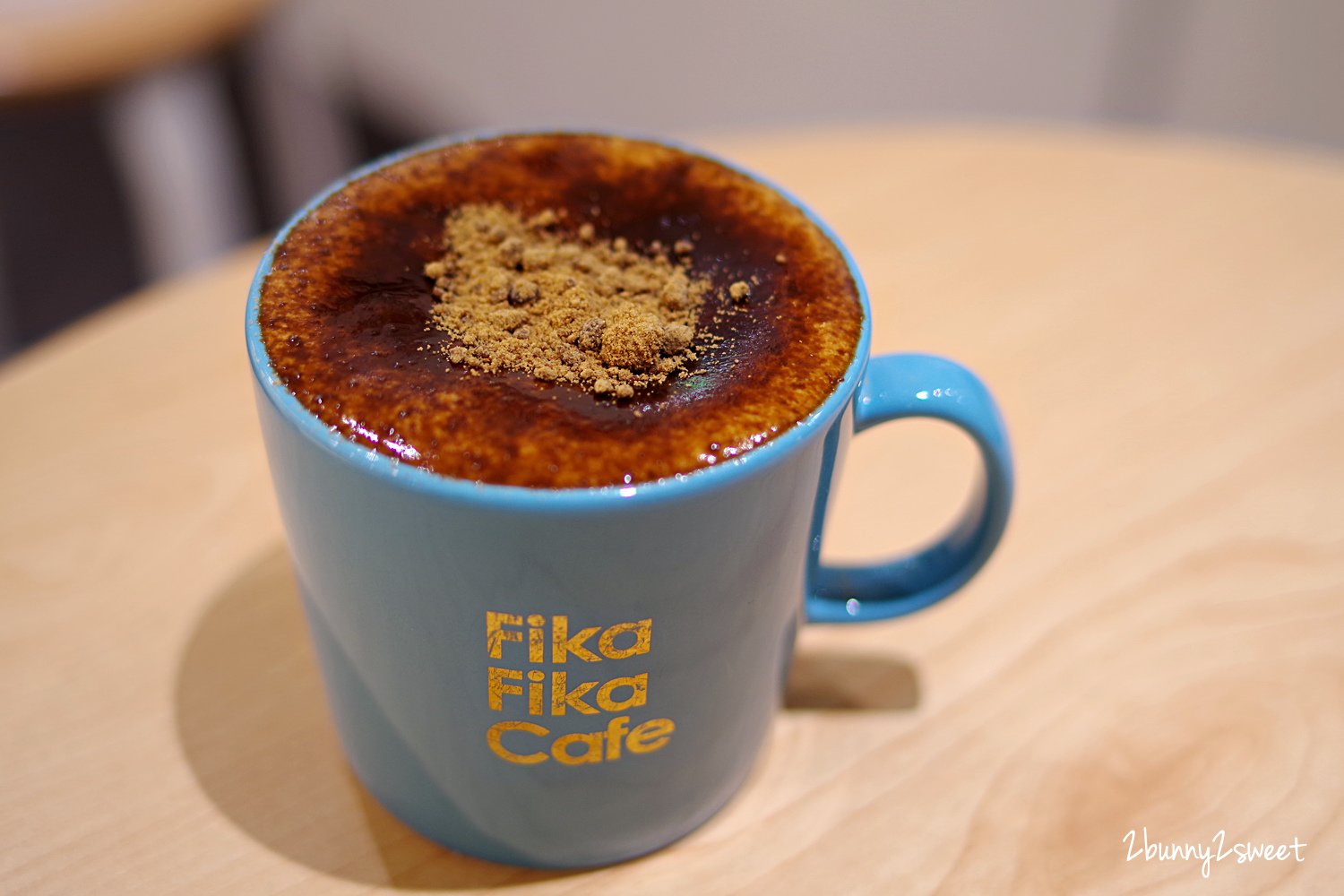 [台北｜信義。美食]  遠百信義 A13 Fika Fika Cafe~咖啡烘焙冠軍創立的北歐風美拍咖啡廳，獨家咖啡霜淇淋、獨家威士忌咖啡、夾心鬆餅、風味咖啡｜亞洲TOP 50咖啡店｜信義商圈美食｜捷運市政府站｜捷運象山站 @兔兒毛毛姊妹花