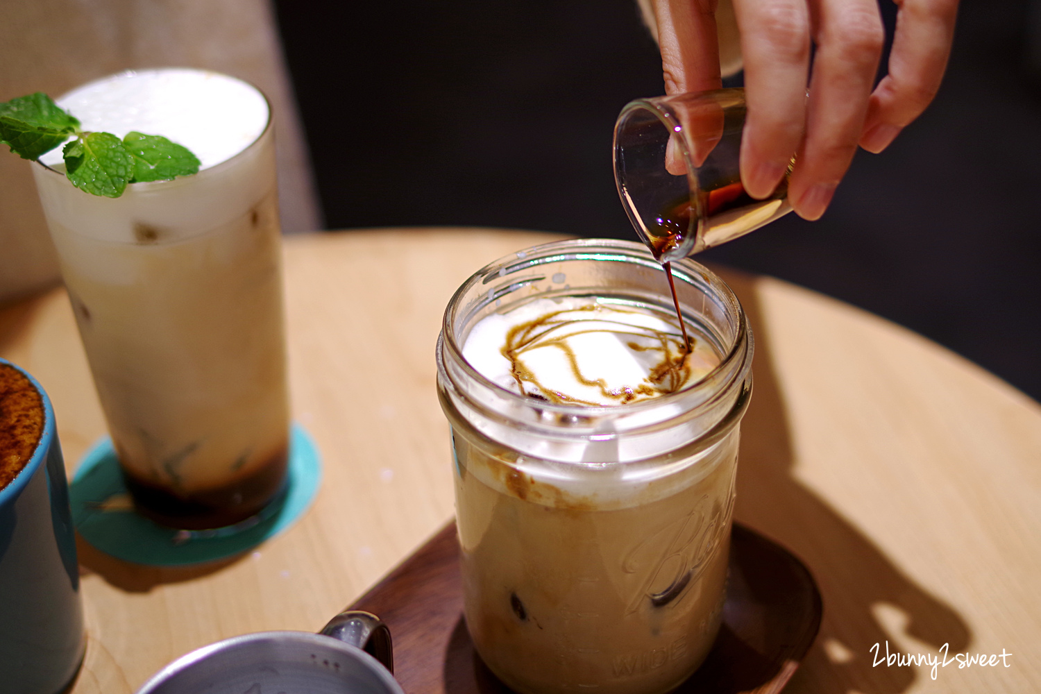 [台北｜信義。美食]  遠百信義 A13 Fika Fika Cafe~咖啡烘焙冠軍創立的北歐風美拍咖啡廳，獨家咖啡霜淇淋、獨家威士忌咖啡、夾心鬆餅、風味咖啡｜亞洲TOP 50咖啡店｜信義商圈美食｜捷運市政府站｜捷運象山站 @兔兒毛毛姊妹花